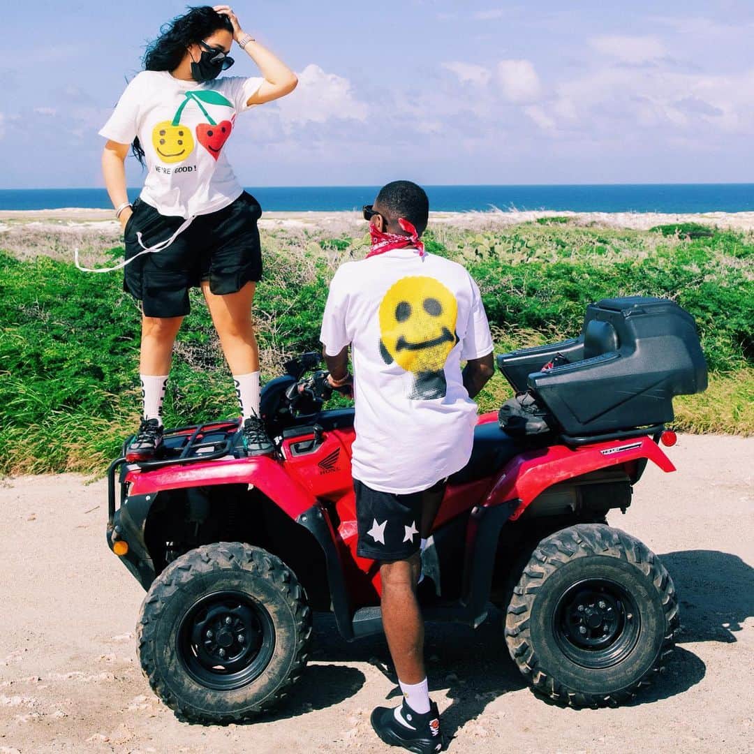 ファボラスのインスタグラム：「Smiley faces after all of her phrases.. 😊 Either she the one or I’m caught in The Matrix 😎 @emilyb_   #Aruba  #BdayTrip2020」