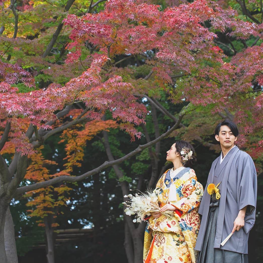 CLAIREのインスタグラム：「ちょっとcoolなポーズがあっても、アクセントになってgood🍁 ・ @clairebridalstudio」