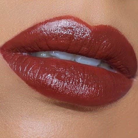 Revlonさんのインスタグラム写真 - (RevlonInstagram)「Craving something sweet, so we swiped on #SuperLustrous The Luscious Mattes in Hot Chocolate (013) ☕️🍫 This taupe brown shade is sure to warm up any look, just ask @makeupbycaliali」11月26日 11時01分 - revlon