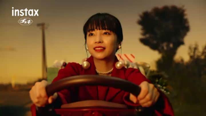 のインスタグラム：「. instax“チェキ”の新TVCM「クリスマスプレゼント」篇が11月29日（日）からOAされます！ 今年のクリスマスプレゼントはチェキにしませんか？  詳細はこちら⇒https://instax.jp/xmas/  #instax #チェキ #広瀬すず #クリスマスプレゼント」
