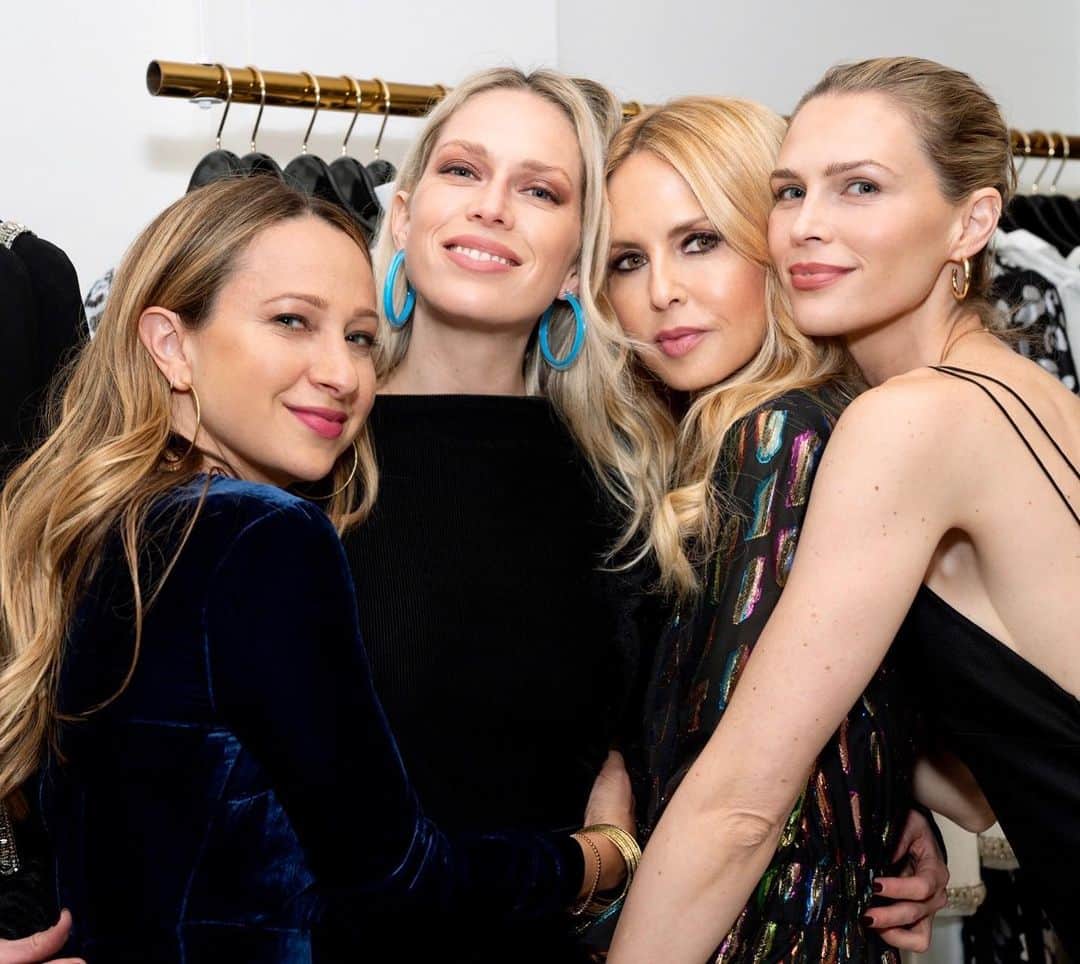 レイチェル・ゾーのインスタグラム：「#WCW remembering and missing hugging my #girlfriends at #holiday parties like this 😔✨ XoRZ」