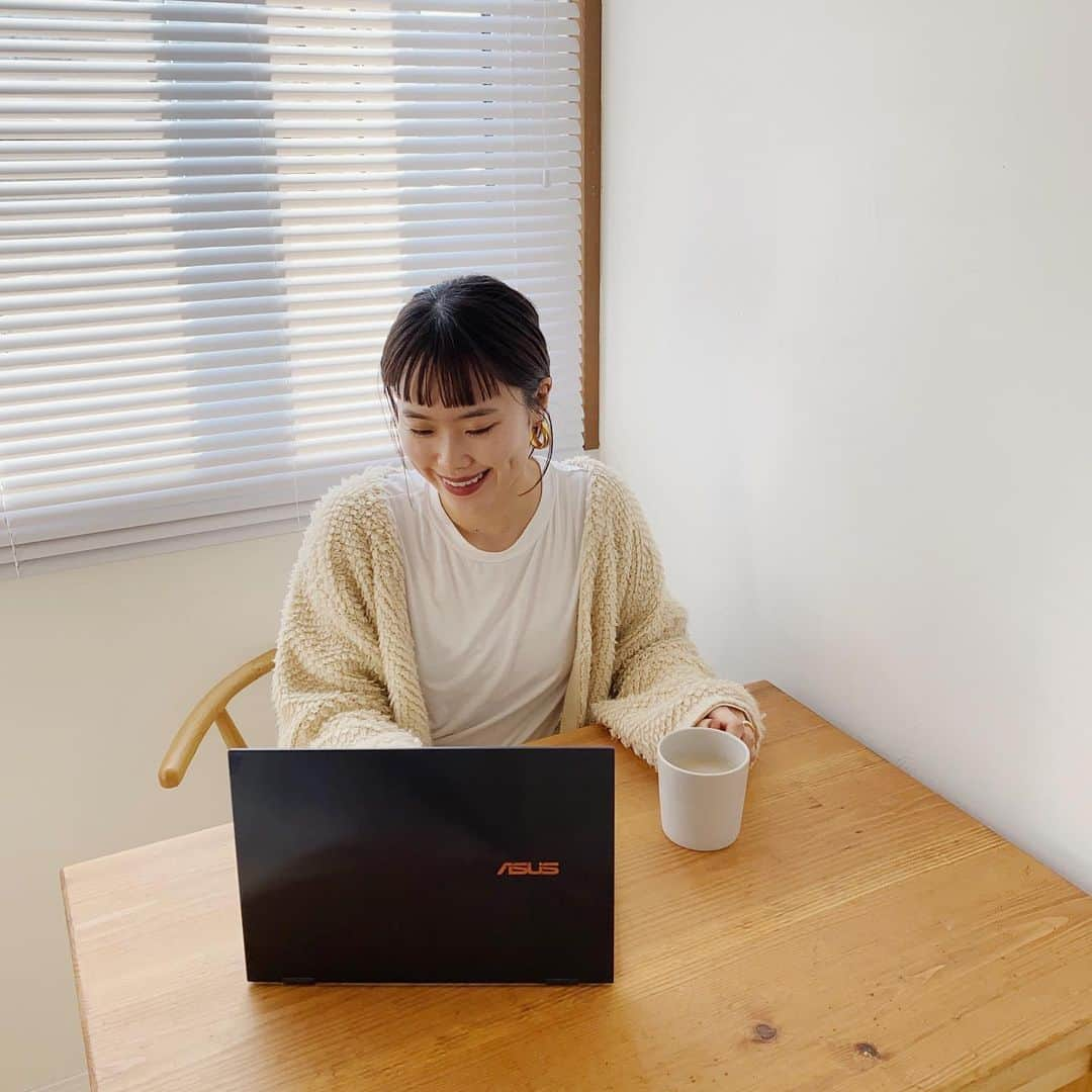 井村亜里香さんのインスタグラム写真 - (井村亜里香Instagram)「前にも紹介した ASUS ZenBook Flip S UX371EA 新製品が11月25日についに発売♡ スタイリッシュで薄くてコンパクトで 持ち運びも楽！ ノートPCはもちろん タブレットとしても使えてすごく便利。 ディスプレイも360°回転できて 自分のベストな角度で使えるところも◎ 移動中に映画とかも見たいな〜🎬 ✔︎ https://jp.store.asus.com/store/asusjp/html/pbPage.zenbook_11th_gen @asusjapan ・ #ASUS#ZenBook#laptop#pc #在宅ワーク#ノートパソコン #パソコン#おうち時間#お家時間  #インテリア#一人時間 #あなたの感性が動き出す#PR」11月26日 11時14分 - arika_imura