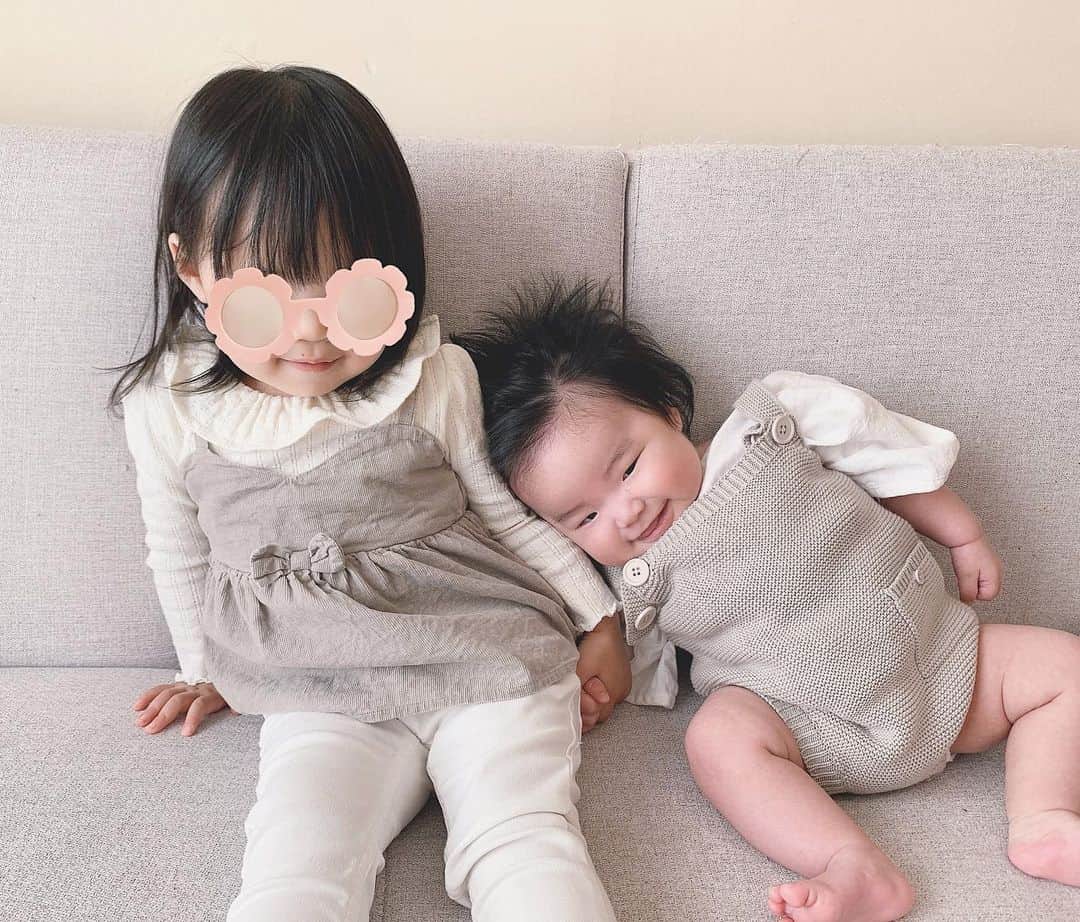 のインスタグラム：「... ... 👧🏼♡👶🏼 ... ... . 隣に座らせたら あかりががっくんに　おてて♡！って言いながら 手を握って、嬉しそうに笑うがっくん(ˊᵕˋ)⸝⋆ . 2人まともに写る写真がなかなか撮れず🥺𓂂 . . この前がっくんが泣いてる時に あーちゃん！がっくんが泣いてる！って言ったら . わー！がっくん泣いてるー！と、駆け寄って  どうしたの？わかった！まかせてー💪！と、寝室へ行き  ちょっとまってねー！今すぐもふもふあげるから〜！と、  走ってがっくんのブランケットを持ってきて  はい！って綺麗にかけてあげた一部始終を見て 洗い物しながら感動の嵐　💁‍♀️𓂂𓇬 . . お姉ちゃんらしく優しくできる余裕がある時もあれば がっくんを抱っこしたりミルクをあげたりする時に 泣き喚く時もあるし、本当にわたしにべったりで どこでもついて来るし、たくちゃんと少しでも くっつけば、だめー！って怒って引き剥がしたり(笑) . イヤイヤ期と、あかりなりに赤ちゃん返りを してるんだろうなぁ🥺ってくらい甘えん坊で 起きてから寝るまで、エンドレスで大変だけど🤪𓂅⁎ . ママを独り占めしたいとべたべたしてくれる この日々も、今もこの先も宝物なんだろう𓂂 . . そしてそんな毎日暴れてるあかりを見て がっくんはいつも笑ってて( °∀°)✌︎ 泣いてても、あかりが近寄ると泣き止んだり 声出して笑ったり、お姉ちゃんが大好きな 様子で母はこれが何よりも嬉しい😭♡♡♡ . . ………………………………(♡)……………………………… .」