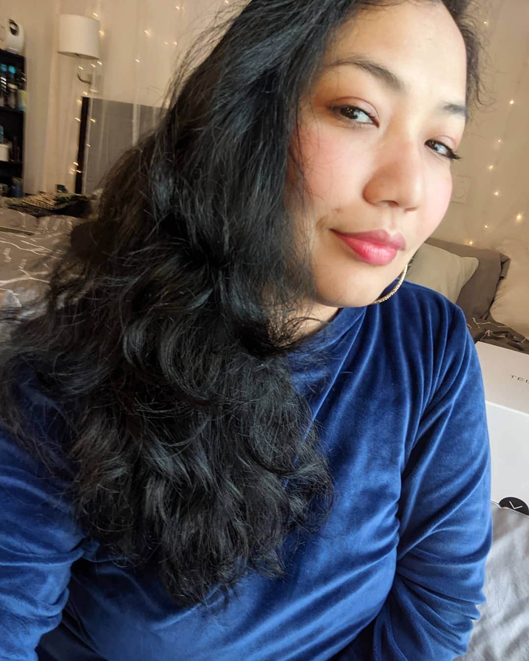 アマルのインスタグラム：「今日は髪いい感じ🥰ブローしてない!いち髪💕いい感じ。あとホホバオイル髪につけた、とCBDオイル5%地肌につけた😁👍頭の血の流れ？良くするみたいで今試してる💕」
