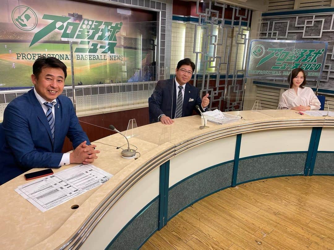 黒澤詩音のインスタグラム：「* 福岡ソフトバンクホークスが4年連続の日本一✨  フジテレビone #プロ野球ニュース で、たっぷりお伝えしました⚾️ 解説は岩本勉さん、谷沢健一さん。 試合は、黒瀬翔生フジテレビアナウンサー。  これにて、2020シーズンの試合日程終了です！真中満さんのお隣で沢山学ばせていただきました😊  異例のこのシーズン。改めて、野球を観られる日常に感謝❗️  衣装👗 @pierrot_shop さん  #フジテレビone #プロ野球ニュース #プロニュー  #野球 #プロ野球 #福岡ソフトバンクホークス #日本シリーズ #読売ジャイアンツ」