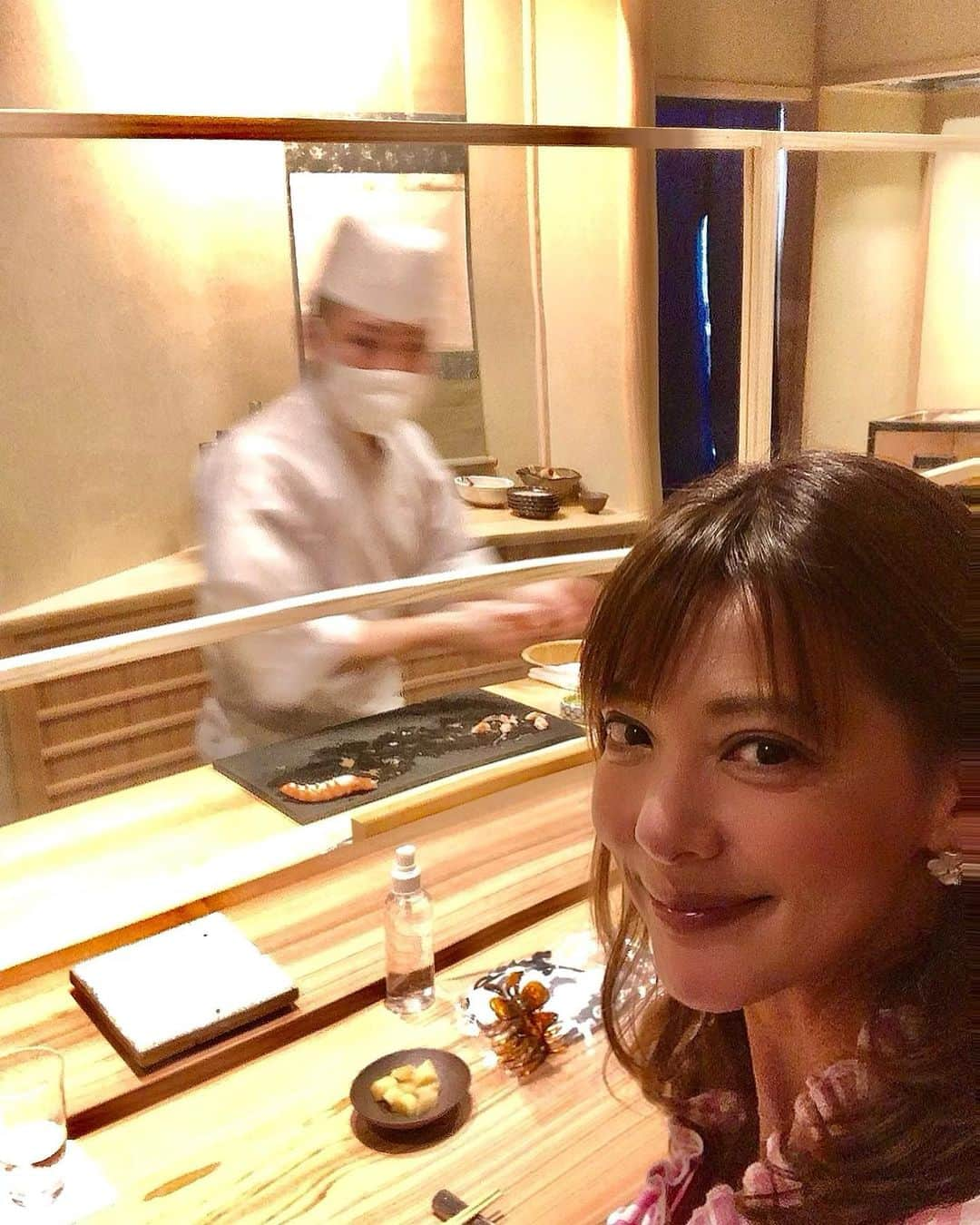 箕輪玖美さんのインスタグラム写真 - (箕輪玖美Instagram)「福岡の夜は大〜好きなお鮨🥰  鮨さかいは予約が取れなかったので、2号店の我逢人へ🍣  シャリが小さめなので、沢山の種類が頂けました！ あん肝ポン酢ソース…また食べたい💕 美味しゅうございました☺️  28歳店主のこれからに期待のお店です✨  #鮨我逢人  #福岡グルメ #お鮨好きな人と繋がりたい  #japanesefood  #fujuoka #sushi #おいしいもの好きな人と繋がりたい  #gourmet #タビスタグラム #タビジョ#モデル #箕輪玖美」11月26日 11時17分 - kumi.111