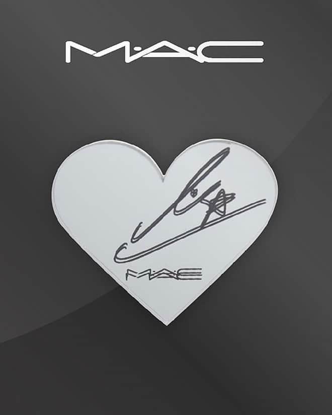 M∙A∙C Cosmetics Japanのインスタグラム：「【LISAプロモーション第2弾！！】 12月4日(金)～なくなり次第終了 #MACLOVESLISA ㅤ 公式オンラインショップ、M·A·C全店*にて、対象製品を含む税込8,030円以上お買いあげで、 「LISAスマホミラー」をプレゼント💜 ㅤ **M·A·C直営店、百貨店店舗限定 ※ミラーサイズ: W50×H45mm ※プレゼントはお1人様1会計につき1回まで ㅤ 【対象製品】 ＊LIPS ★【公式オンライン限定】ショーストッパー パウダー キス リップスティック X 5 キット ★ラン ザ ショー キット: モカ ☑︎M·A·C プレップ プライム リップ ☑︎パウダー キス リップスティック / マル イット オーバー、デボーテッド トゥ チリ ☑︎パウダー キス リキッド リップカラー / メイク ラブ トゥ ザ カメラ、マル イット オーバー ☑︎グロー プレイ リップ バーム*   ＊EYES ★ロケット トゥ フェイム アイ シャドウ X 12 パレット ☑︎ダズルシャドウ リキッド / パンサータイズド、ダイヤモンド クランブルズ、ノット アフレイド トゥ スパークル、ラブ ユア セルフ ☑︎スモールアイシャドウ / エスプレッソ、ダーク ルーム、コルク ☑︎エクステンディッド プレイ ギガブラック ラッシュ ☑︎ブラシストローク ライナー: ブラシ ブラック   ＊BLUSH ☑︎グロー プレイ ブラッシュ* ☑︎パウダー ブラッシュ / メルバ   ＊FACE ☑︎スタジオ フィックス フルイッド SPF 15* ☑︎エクストラ ディメンション スキンフィニッシュ: ショー ゴールド、ダブル グリーム ☑︎M·A·C プレップ プライム フィックス+ / オリジナル ☑︎M·A·C プレップ プライム トランスペアレント フィニッシング パウダー ★ファイヤーリット キット: シャンパン   ＊OTHERS ★【伊勢丹 新宿本店／阪急うめだ本店限定】ブーム ブーム ワオ コンプリート アドベント カレンダー   ★ホリデー限定製品 **スタジオ フィックス フルイッド SPF 15、グロー プレイ ブラッシュ、グロー プレイ バームのみ、全色対象です。」