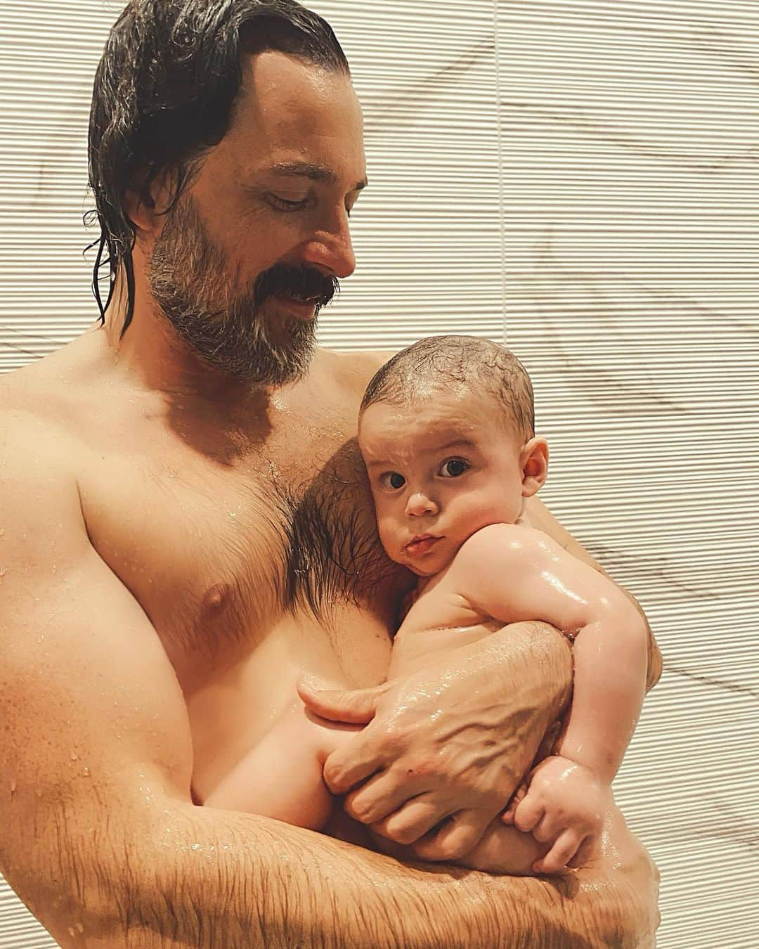 ジェナ・ディーワンさんのインスタグラム写真 - (ジェナ・ディーワンInstagram)「Hot dad alert 🚨🚨 (Pretty cute baby too☺️)」11月26日 11時31分 - jennadewan