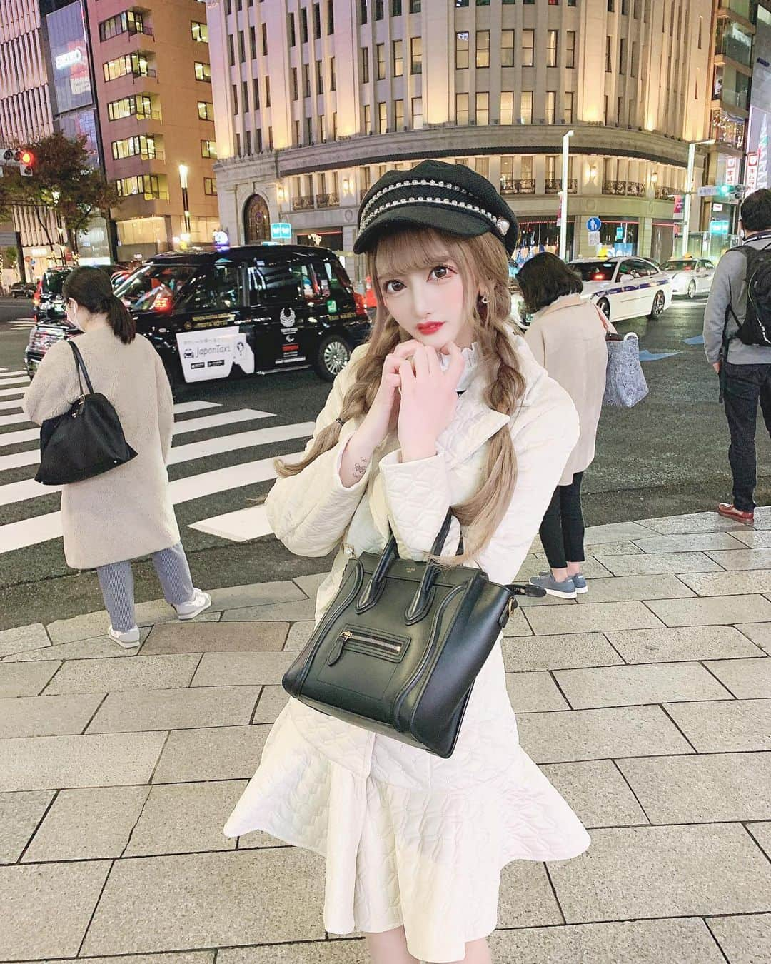 mireiさんのインスタグラム写真 - (mireiInstagram)「. 銀座1番すきな街♥︎ 昨日のコーデ₍ᐢ⸝⸝- -⸝⸝ᐢ₎💭 . 👑♥︎ @selectshop_mieux  🧥♥︎ @selectshop_mieux 👜♥︎ @celine  . キャスケットとコートは明日発売👸🏼🎀 . #銀座 #ootd #celine #キャスケットコーデ #ヘアアレンジ #selectshopmieux」11月26日 11時41分 - mirei.501