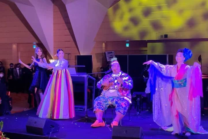 美馬寛子のインスタグラム：「Leslie & Joshua’s amazing wedding party. Dancing with Ahn Mika and Chie Konishiki to Konishiki performance... 😆 💃🏻 . . レスリー&ジョシュアのウェディングパーティーにて💕 私の青春時代の思い出の曲、一青窈さんの生歌を目と鼻の先で聞くことができ、感動😭平原綾香さん、宮本笑里さん、早見優さんなど、素晴らしいすぎ、私には贅沢すぎるパフォーマンスの後に、KonishikiさんとChieさんのパフォーマンスに合わせて、なぜか、私もダンス🤔 レスリー &ジョシュアのためなら無茶振りもへっちゃらです😚  Thank you for an incredible evening @joshualeslieoggkee We are the love! We love you ❤️ @joshuavincentogg @lesliekeesuper   #いいふうふの日 #wearethelove #equality  #wedding #LGBTQ #tokyo #japan #togetherstronger #tokyoweekender #respect #ukulele #hawaii  #hula #sing」