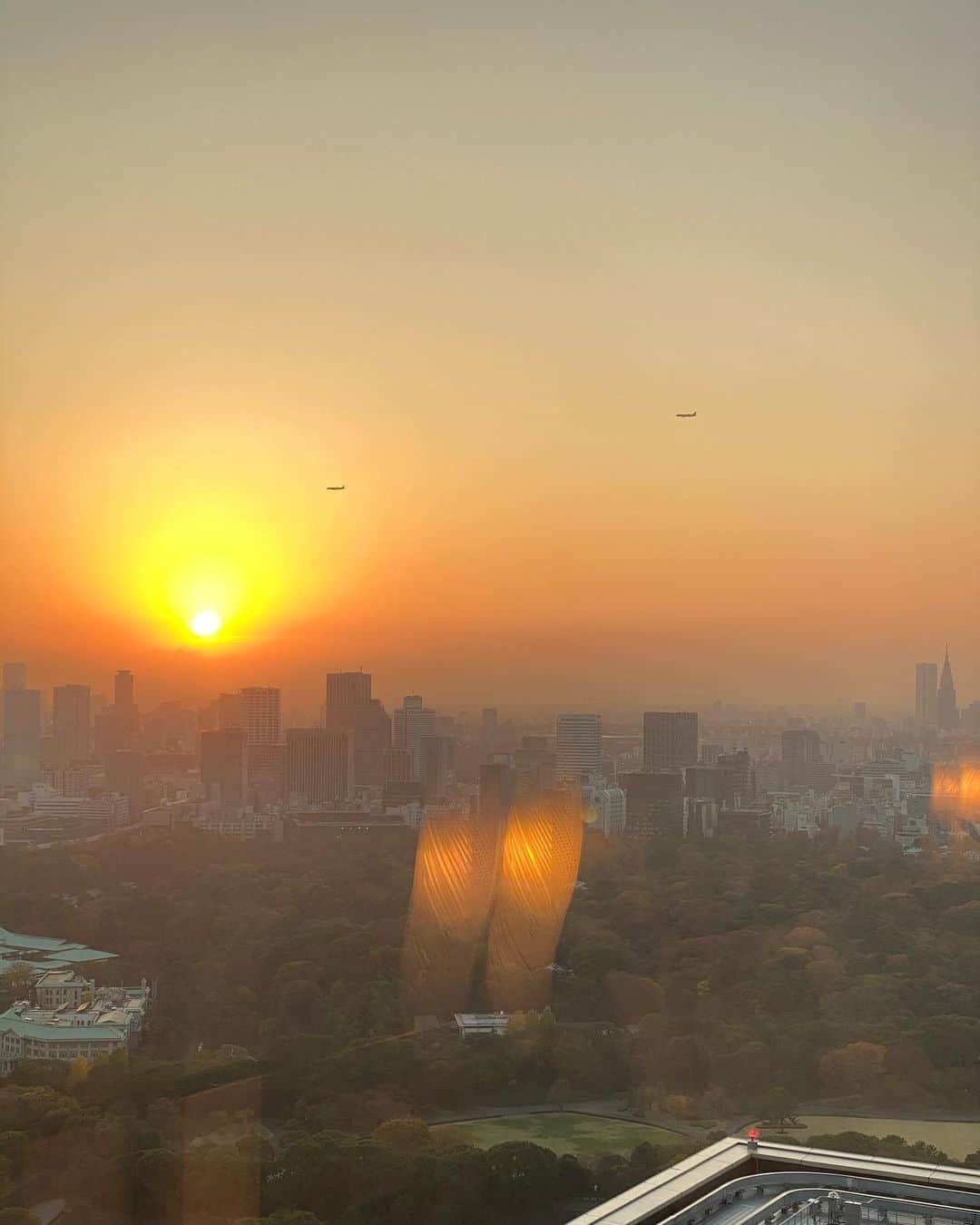 黒澤まさ美さんのインスタグラム写真 - (黒澤まさ美Instagram)「. #beautifulsunset  . #sunset #sunsetphotography  #twilight #twilightsky  #nofilter  #view #tokyo  #airplanes  #夕日 #夕焼け #加工なし  #飛行機 #2機飛んでる」11月26日 17時06分 - masami_kurosawa