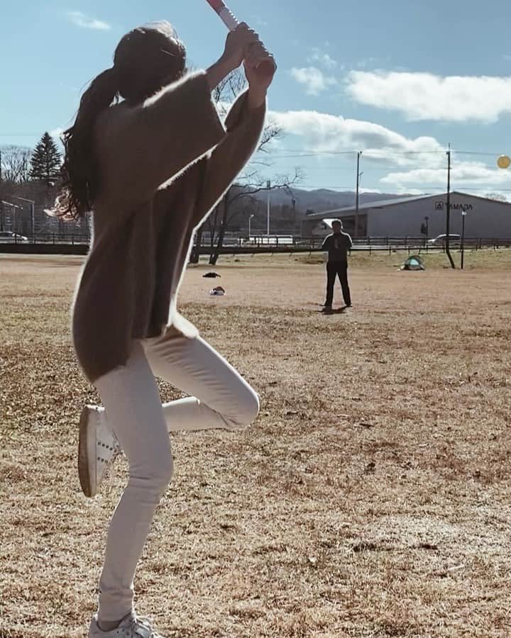 淡輪優希のインスタグラム：「あるオフの１日〜 こんな感じで親戚&家族でのんびりと🌿⚾️ 草野球？とも言えない野球遊びをしました☺️ これはフライに見えますが、浅村のところまで飛ばせたらHRというルールだったのでわたくしこんなに喜んでおります🤣👍 . 天気ぽかぽかで気持ちよかったなぁ〜🌞家族みんなでゲラゲラ笑ってこの上ない幸せな時間でした。 #野球ごっこ #草野球 #ホームラン 打ってみたい笑 #ただの野球好き #野球大好き」