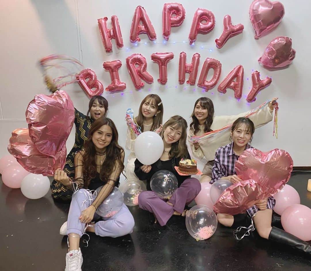 小池ジョアンナのインスタグラム：「昨夜は優 @yu_watanabe_ のバースデーライブ🎉  とっても楽しかったぁぁ〜😆💓💓  リハの時からみんなすごく和気藹々としてて、すぐに仲良くなれた素敵なメンバーでした✨✨  ステージのデコレーションもとっても可愛くて、優が幸せそうで私もみんなもとっても幸せな気持ちに包まれた空間だったね☺️  最高の一日をありがとう❣️🎉  そして優お誕生日おめでとう💝  #ハモスイ #harmonicsuite #渡邊優 #宝生真里奈 #冨田エリィ #yuika #兵庫ゆかり #小池ジョアンナ #singer #artist #girls #girlssinger #japanesegirls #happybirthday #birthday #birthdaylive #birthdayparty #birthdaygirl #party #live #下北沢 #下北沢ERA」