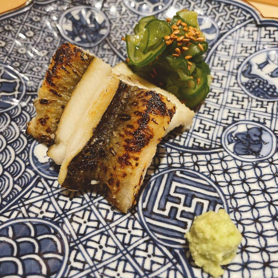 山岸久朗さんのインスタグラム写真 - (山岸久朗Instagram)「【鮨さいとう】 食べログ4.75点。 寿司部門全国2位。 日本中全部のレストランで4位。 にぎり編に続く #鮨さいとう #鮨さいとうさんだぞ  #鮨 #鮨シャン #食べログゴールド  #予約困難 #予約の取れないお店  #iPhone12 #写真メチャ綺麗」11月26日 17時07分 - yamaben