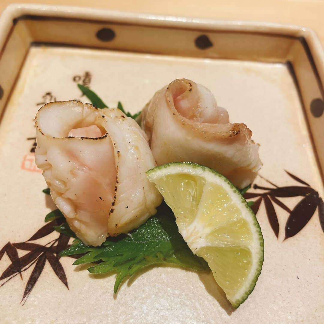 山岸久朗さんのインスタグラム写真 - (山岸久朗Instagram)「【鮨さいとう】 食べログ4.75点。 寿司部門全国2位。 日本中全部のレストランで4位。 にぎり編に続く #鮨さいとう #鮨さいとうさんだぞ  #鮨 #鮨シャン #食べログゴールド  #予約困難 #予約の取れないお店  #iPhone12 #写真メチャ綺麗」11月26日 17時07分 - yamaben