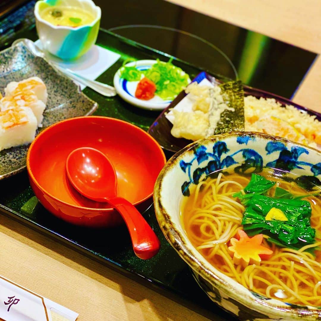 松尾貴史さんのインスタグラム写真 - (松尾貴史Instagram)「新大阪で昼食をとって東京へ。  画面の中での取り皿の存在感がアンバランスでした。  #美々卯 #紅葉蕎麦 #浪速寿司セット #新大阪 #昨日の夜も蕎麦」11月26日 17時08分 - kitsch.matsuo