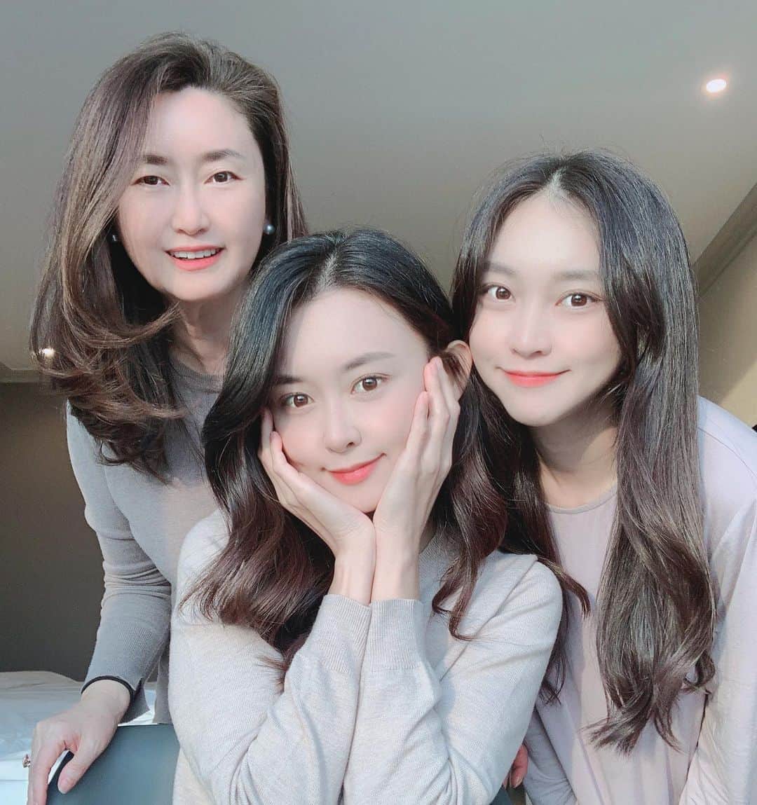 ホ・ヨンジュ のインスタグラム：「사랑하는 울 마미와 듀자매 💗’ᴗ’💗   오늘 #전주대학교 강연에 매니져로 와준 엄마! (사실 오늘 뿐 아니라 평생 듀자매 매니져이자 스타일리스트로 살아오셨다는🤣)  세상에서 젤로 사랑해요 혜경씨 ❤️」