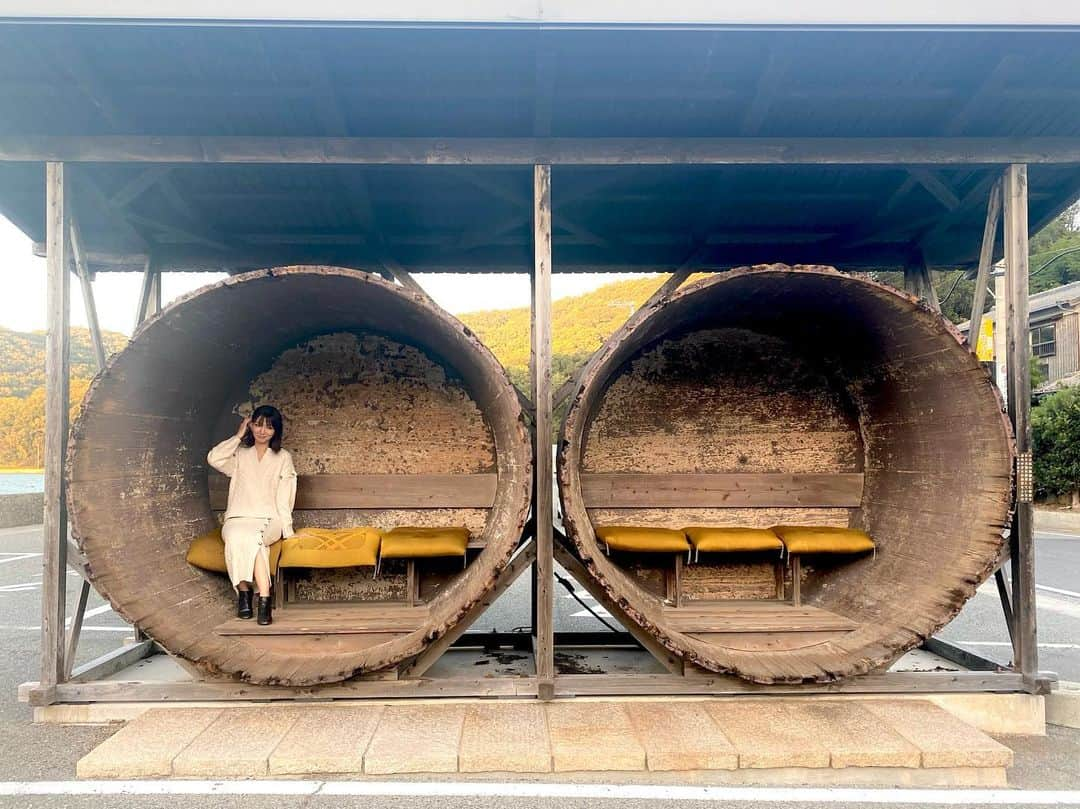 中谷あすみさんのインスタグラム写真 - (中谷あすみInstagram)「醤油樽のバス停🚏  #小豆島#醤油樽のバス停#香川県#香川旅行#四国旅行#ジブリの世界#二十四の瞳映画村#旅行好きな人と繋がりたい#tripgram」11月26日 17時09分 - asumi_naa