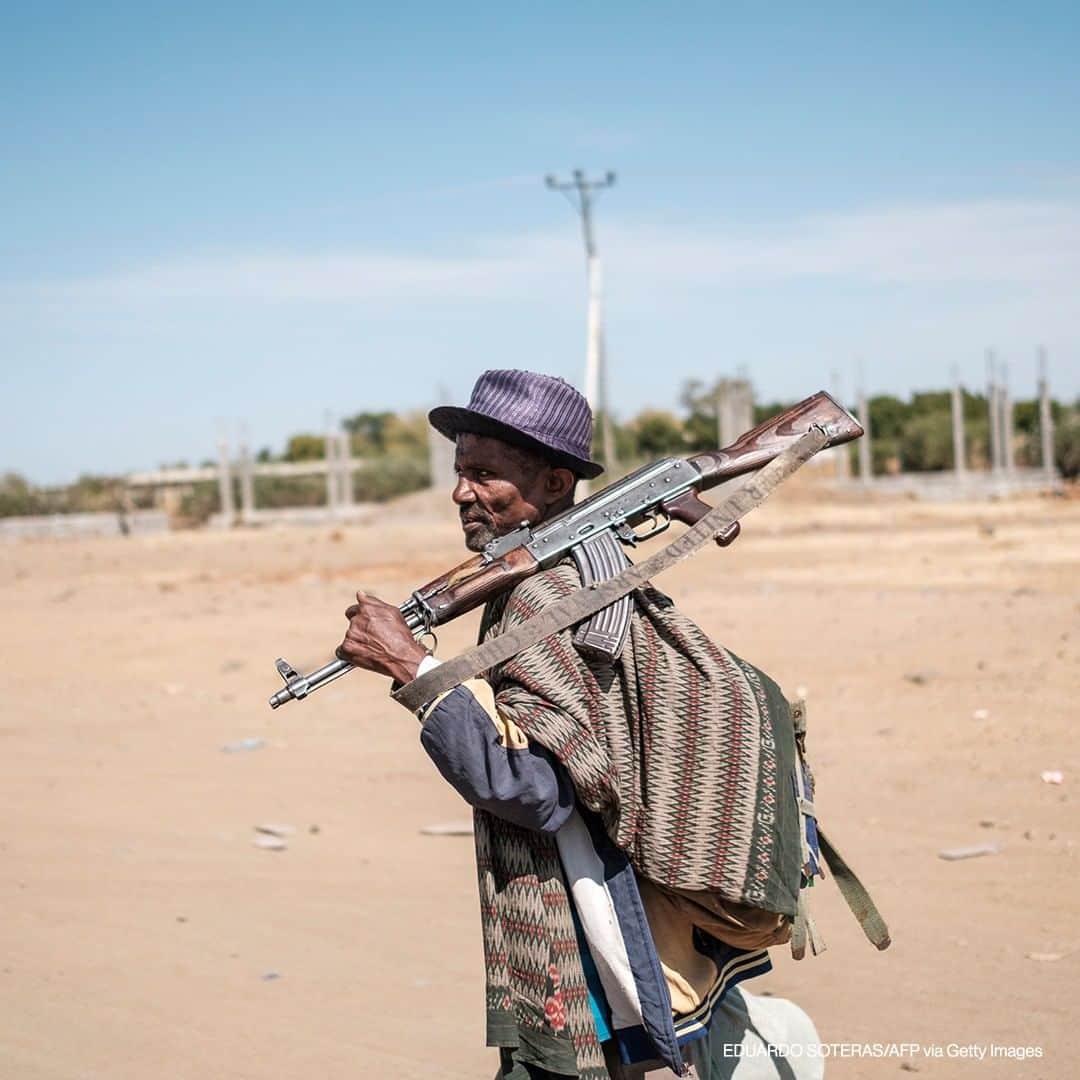 ABC Newsさんのインスタグラム写真 - (ABC NewsInstagram)「A member of the Amhara militia walks past the 5th Battalion of the Northern Command of the Ethiopian Army in Dansha, Ethiopia, on November 25, 2020. #ethiopia #conflict #tigray」11月26日 17時10分 - abcnews