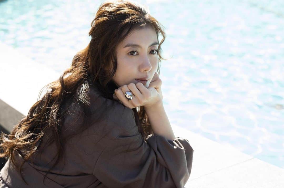 ともさかりえさんのインスタグラム写真 ともさかりえinstagram 髪の毛が伸びた ものすごーく伸びた おでこ全開スタイルで ドラマが始まっちゃったから しばらくこのままかな 伸びると切りたくなるし 切ると伸ばしたくなるのは 永遠の不思議だよね