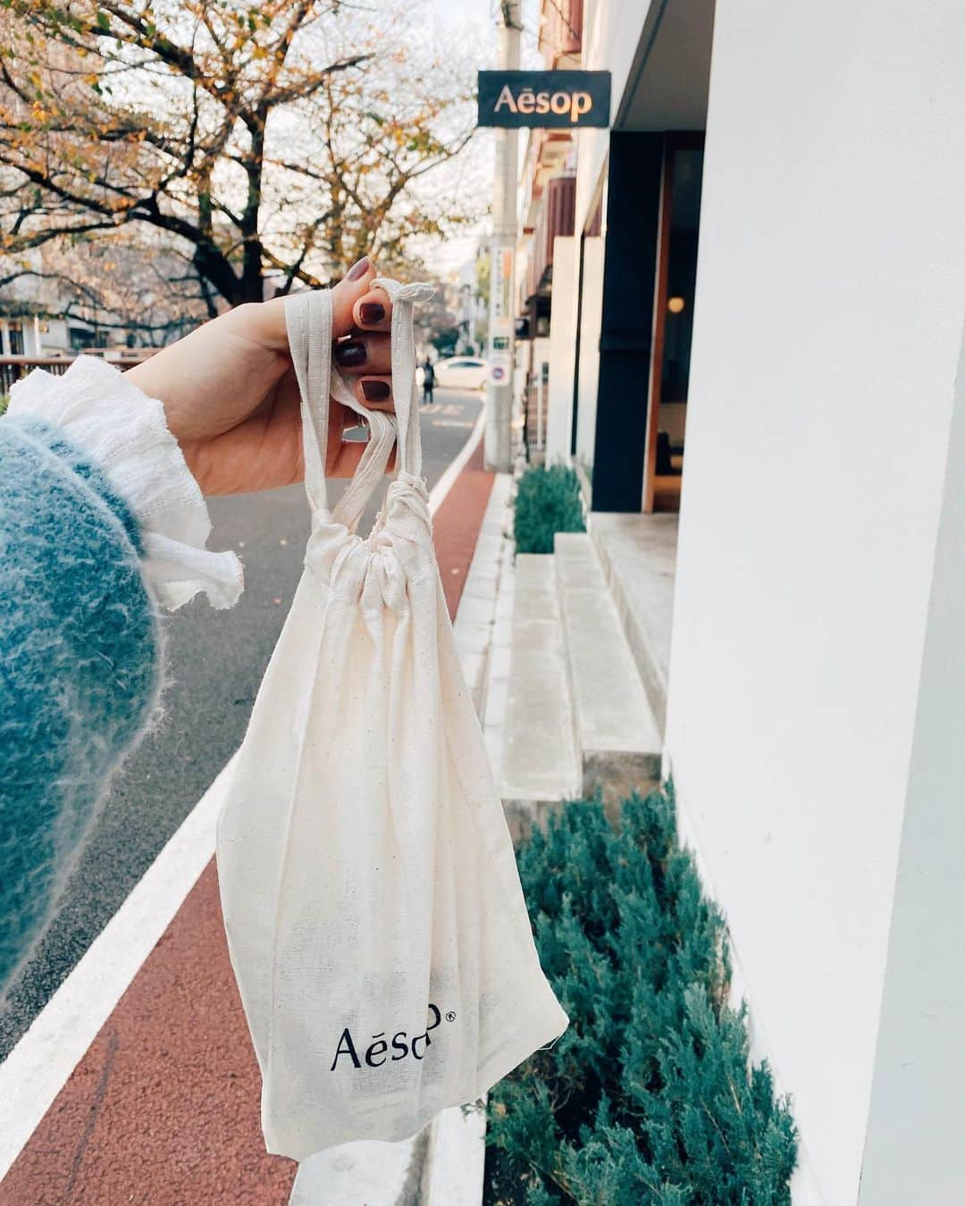 井村亜里香さんのインスタグラム写真 - (井村亜里香Instagram)「@aesopskincare のstaffのお姉さんが とっても親切でフェイススクラブと 日焼け止めクリームを購入♡ だいすきな中目黒ぶらぶら散歩 生き返りました〜🌿笑 ・ #aesop#aēsop#nakameguro#skincare  #イソップ#スキンケア#スキンケアマニア #オーガニック#オーガニックコスメ #中目黒#中目黒散歩#イソップスキンケア」11月26日 17時11分 - arika_imura