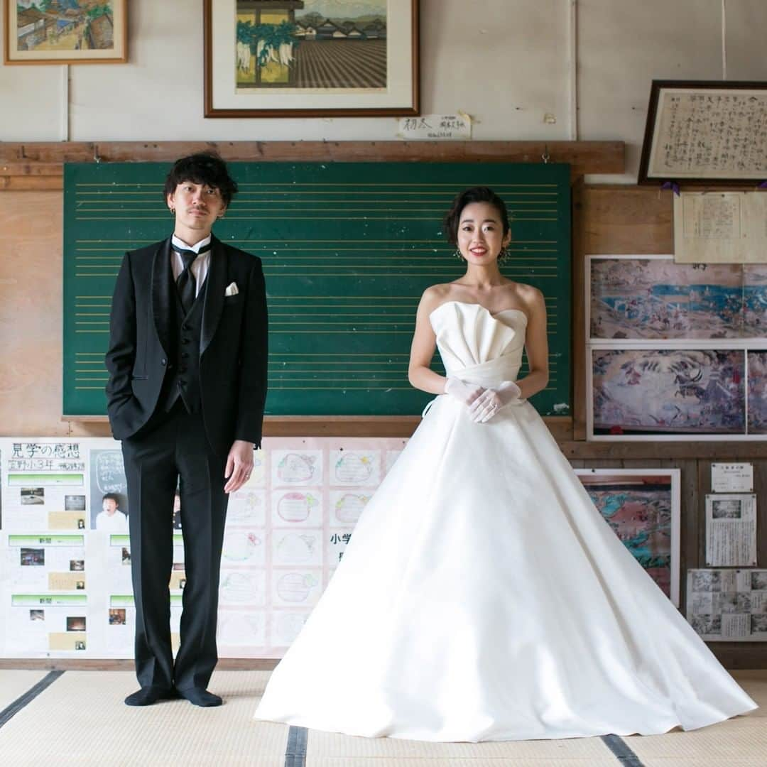 ラヴィ•ファクトリーさんのインスタグラム写真 - (ラヴィ•ファクトリーInstagram)「【写真で叶える結婚式】 . 懐かしさを感じさせる "歴史民俗資料館"での撮影*  ヘアスタイルもクラシカルにまとめ おふたりだけの世界観を一層引き出します＊ —————— ラヴィファクトリー金沢: @kanazawa_laviephotography  AREA:JAPAN,KANAZAWA 歴史民俗資料館 —————— @laviefactoryをフォローして #laviefactory #ラヴィファクトリー のハッシュタグをつけて お写真を投稿してみてくださいね✳︎ . こちらの公式IG（@laviefactory） で取り上げさせていただきます✨ #wedding#weddingphotography #ラヴィファクトリー #laviefactory #photo #生きる写真 #ハートのある写真 #instawedding #結婚写真 #ウェディング #ウェディングフォト #撮影指示書 #ロケーションフォト #前撮り #プレ花嫁 #結婚準備 #写真好きな人と繋がりたい #フォトウェディング #前撮り #後撮り #ウェディングニュース #プラコレ #関西花嫁 #金沢花嫁 #クラシカルウェディング #モダンウェディング #花嫁コーディネート #歴史民俗資料館」11月26日 17時12分 - laviefactory