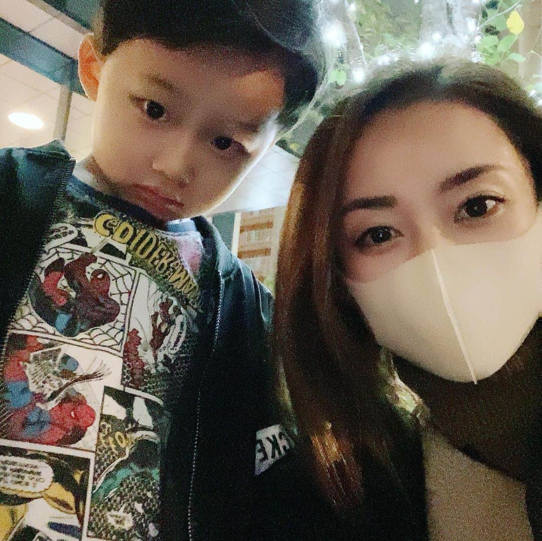 山上紗和 のインスタグラム：「子供の散髪～✂️💇‍♂️  ストリートファイターのRYUにしてください！  言うてたけど、そしたらスポーツ刈りみたいんなる言われて断念w  ヘアカタに載ってたどこぞのイケメンの髪型にしてもらいました🤣  #キッズカット男の子 #キッズカット #子供の美容室 #キッズファッション #キッズファッション男の子 #スパイダーマン #ミッキーマウス #nike」