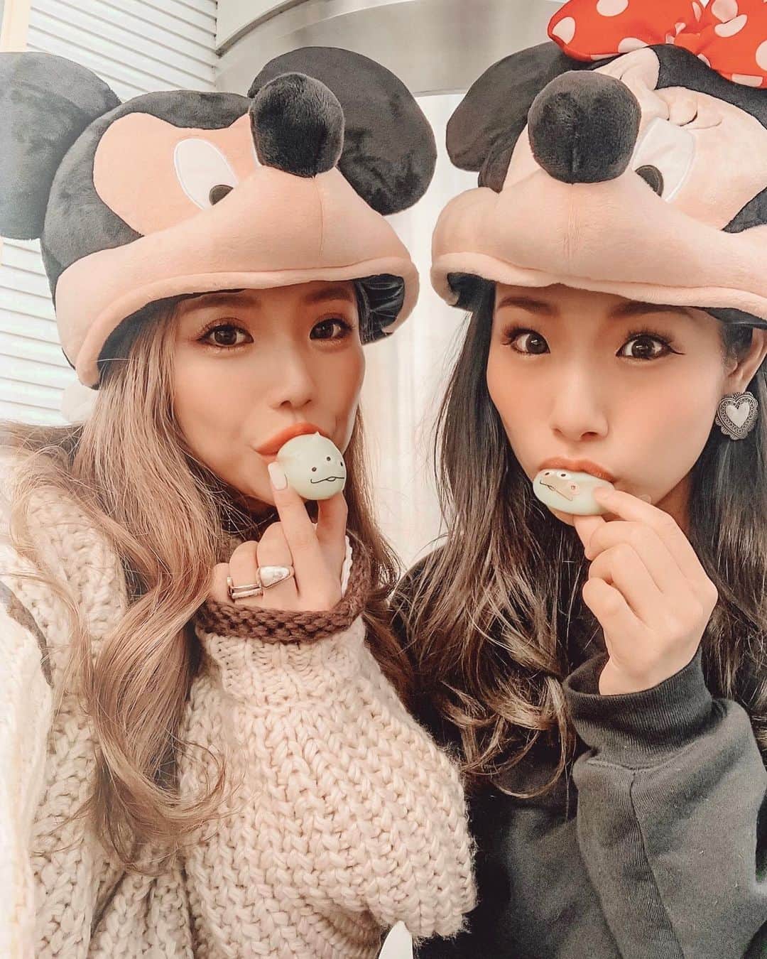 ✷kana✷のインスタグラム：「🐭🎀🐭 . . ママ達はミキミニ♡ グリーンマンで精一杯のあざと写真 しかし笑ってしまうww . #disneyland」