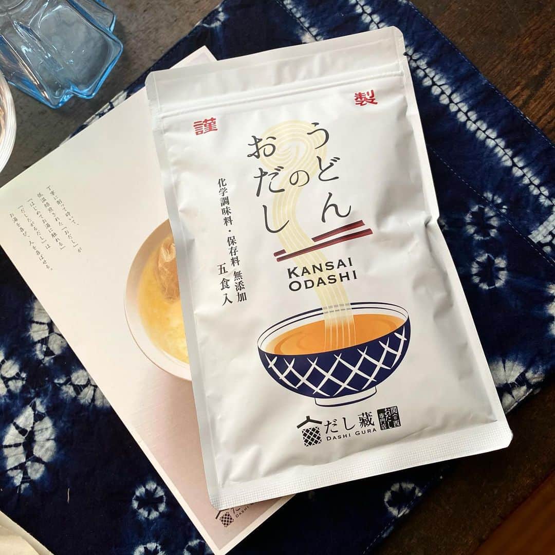 amiさんのインスタグラム写真 - (amiInstagram)「．  Favorite Japanese food  @tabechoku さんから 日本一の戸石養殖トラフグを お取り寄せ💓  柔らかくてとっても 美味しかった〜🐡  付け合わせは　@dashi_gura  さんのうどんのおだしを使って 簡単に作りました❤︎  ． タベチョクさんで使えるトラフグ300円 クーポンクーポンコード✨ → insta11am  無料の会員登録後、マイページ「クーポン管理」 で入力すると注文の際にご利用いただけます。 →使用期限　2020/11/30  ． #タベチョク#花のある幸せごはん#テーブルコーディネート#おうちごはん#キウイ#テーブルコーデ#タベチョクアンバサダー#pr#だし蔵#うどんのおだし#だしパック#無添加だし#関西限定 #大阪限定」11月26日 11時46分 - amikuma1219