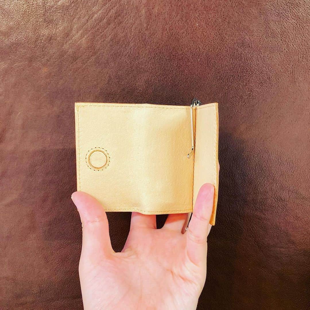 革財布のお店【mic 吉祥寺店】さんのインスタグラム写真 - (革財布のお店【mic 吉祥寺店】Instagram)「こんにちは！#mic吉祥寺店です ！ . ここ最近吉祥寺店で密かに女性人気の高い商品がございます✨ . グレージングヌメ　札バサミ付ファスナー小銭入れ¥6000+tax です！ . かなりのミニマムさと、必要最低限の小銭とお札が入るとのことでご好評頂いております！あと何より見た目が可愛い💕女性のお買い物には必須条件ですね👩 . ヌメ革なのでもちろん！エイジングも楽しめます！ . クリスマスプレゼントの参考になれば嬉しいです😆 . プレゼントでクリスマスを盛り上げていきましょう🎅✨ . #革小物とお財布のお店mic  #mic #革小物 #革財布 #財布 #東京 #吉祥寺 #中道通り #Japan #Tokyo #leather #wallet #女性人気 #ヌメ革 #ミニマム #ミニ財布 #必要最低限 #コンパクト #可愛い #プレゼント #クリスマス」11月26日 11時58分 - mic_kichijoji