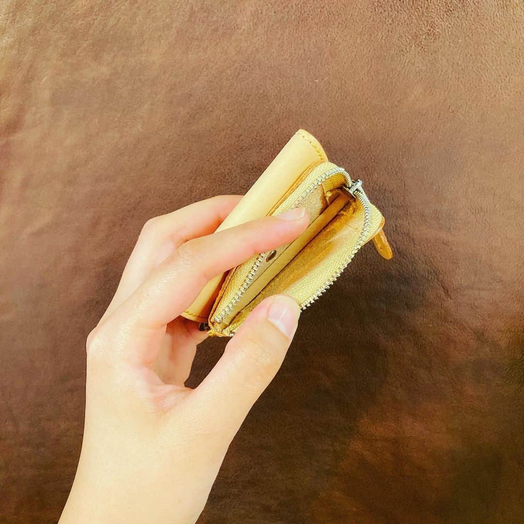 革財布のお店【mic 吉祥寺店】さんのインスタグラム写真 - (革財布のお店【mic 吉祥寺店】Instagram)「こんにちは！#mic吉祥寺店です ！ . ここ最近吉祥寺店で密かに女性人気の高い商品がございます✨ . グレージングヌメ　札バサミ付ファスナー小銭入れ¥6000+tax です！ . かなりのミニマムさと、必要最低限の小銭とお札が入るとのことでご好評頂いております！あと何より見た目が可愛い💕女性のお買い物には必須条件ですね👩 . ヌメ革なのでもちろん！エイジングも楽しめます！ . クリスマスプレゼントの参考になれば嬉しいです😆 . プレゼントでクリスマスを盛り上げていきましょう🎅✨ . #革小物とお財布のお店mic  #mic #革小物 #革財布 #財布 #東京 #吉祥寺 #中道通り #Japan #Tokyo #leather #wallet #女性人気 #ヌメ革 #ミニマム #ミニ財布 #必要最低限 #コンパクト #可愛い #プレゼント #クリスマス」11月26日 11時58分 - mic_kichijoji