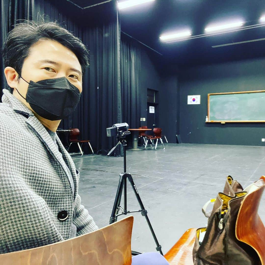 イム・ホさんのインスタグラム写真 - (イム・ホInstagram)「#쉬는시간 #다음수업대기중 #코로나가버려 #제발 #이제지긋지긋하다구」11月26日 11時54分 - limho_official