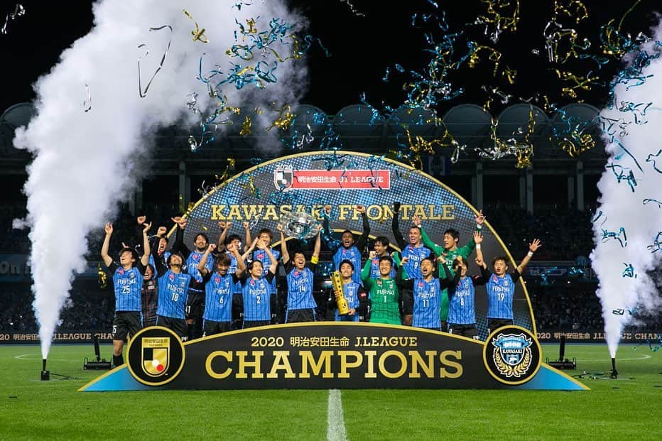 脇坂泰斗のインスタグラム：「2020 J.LEAGUE CHAMPIONS 川崎フロンターレに関わる全ての皆さん、 優勝おめでとうございます🏆 そしてありがとうございます！ 最高のチームメイト、スタッフ、サポーターと喜びあえて幸せです😆 また、残りのシーズン 一緒に闘いましょう！！ #川崎フロンターレ #frontale」