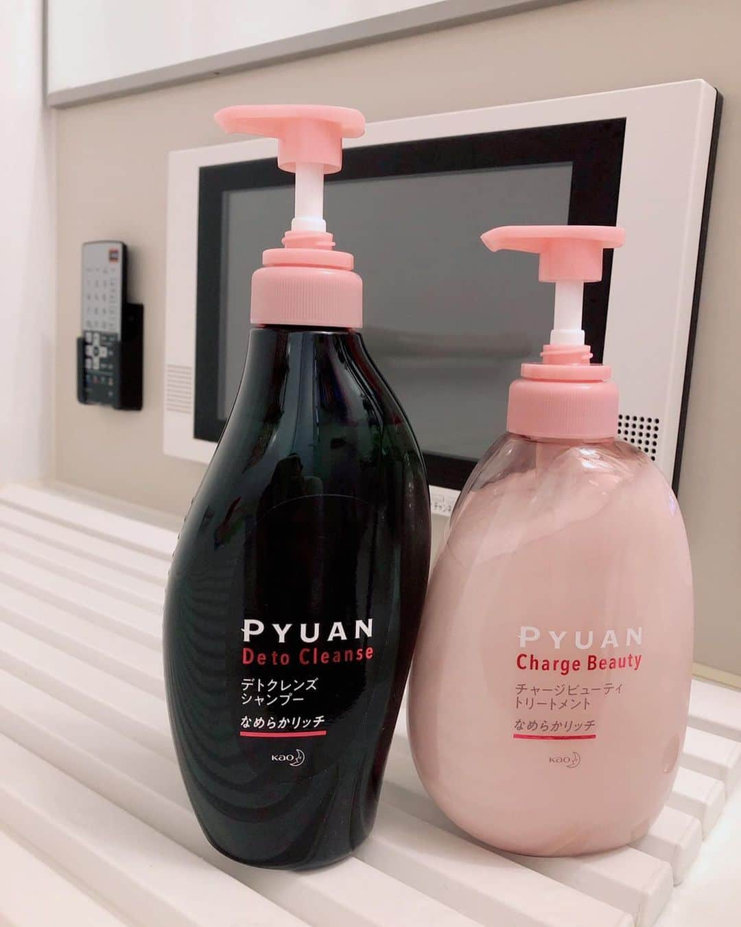 後藤真希さんのインスタグラム写真 - (後藤真希Instagram)「いま話題のヘアケアブランド『PYUAN』のデトクレンズシャンプーとチャージビューティトリートメントを試してみました！  実はヘアカラーのダメージによる毛先のパサつきだけじゃなく、夕方の前髪がペタッとしちゃうのが気になる私。。。 このシャンプーは洗い心地さっぱりなのに、毛先がさらっさら👀✨ 泡立ちも良くって、すっきりとした使い心地でした！ トリートメントと合わせて使用したら、まとまりのあるさらっと軽やかな仕上がりでしたよ〜！  プラム＆カメリアの香りもとても癒されます🌼  #ピュアン　 #シャンプー　 #トリートメント　 #混合頭髪　 #pr @PYUAN_official_jp」11月26日 12時07分 - goto_maki923