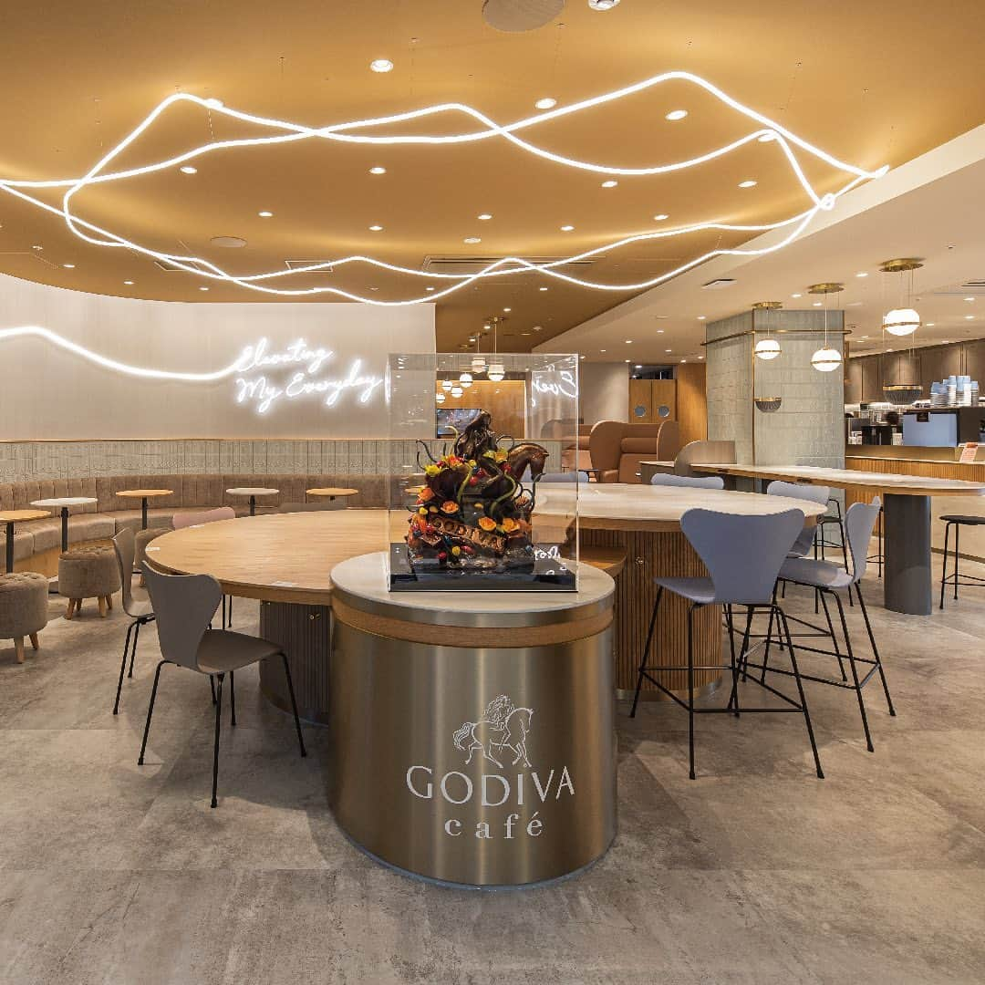 GODIVAさんのインスタグラム写真 - (GODIVAInstagram)「本日「GODIVA cafe Tokyo」がグランドオープン！ 東京駅グランルーフフロント内にGODIVA cafeの国内初の店舗として誕生しました。 ここでしか味わえないドリンクやフードも多数ご用意しています。 気になる方は、ぜひカフェ公式インスタをチェックしてみてください！ https://www.instagram.com/godivacafe_jp/  #GODIVA #GODIVAcafe #GODIVAcafeTokyo #ゴディバ #ゴディバカフェ #ゴディバカフェ東京 #チョコレート #ショコラ #カフェ #東京」11月26日 12時00分 - godiva_japan