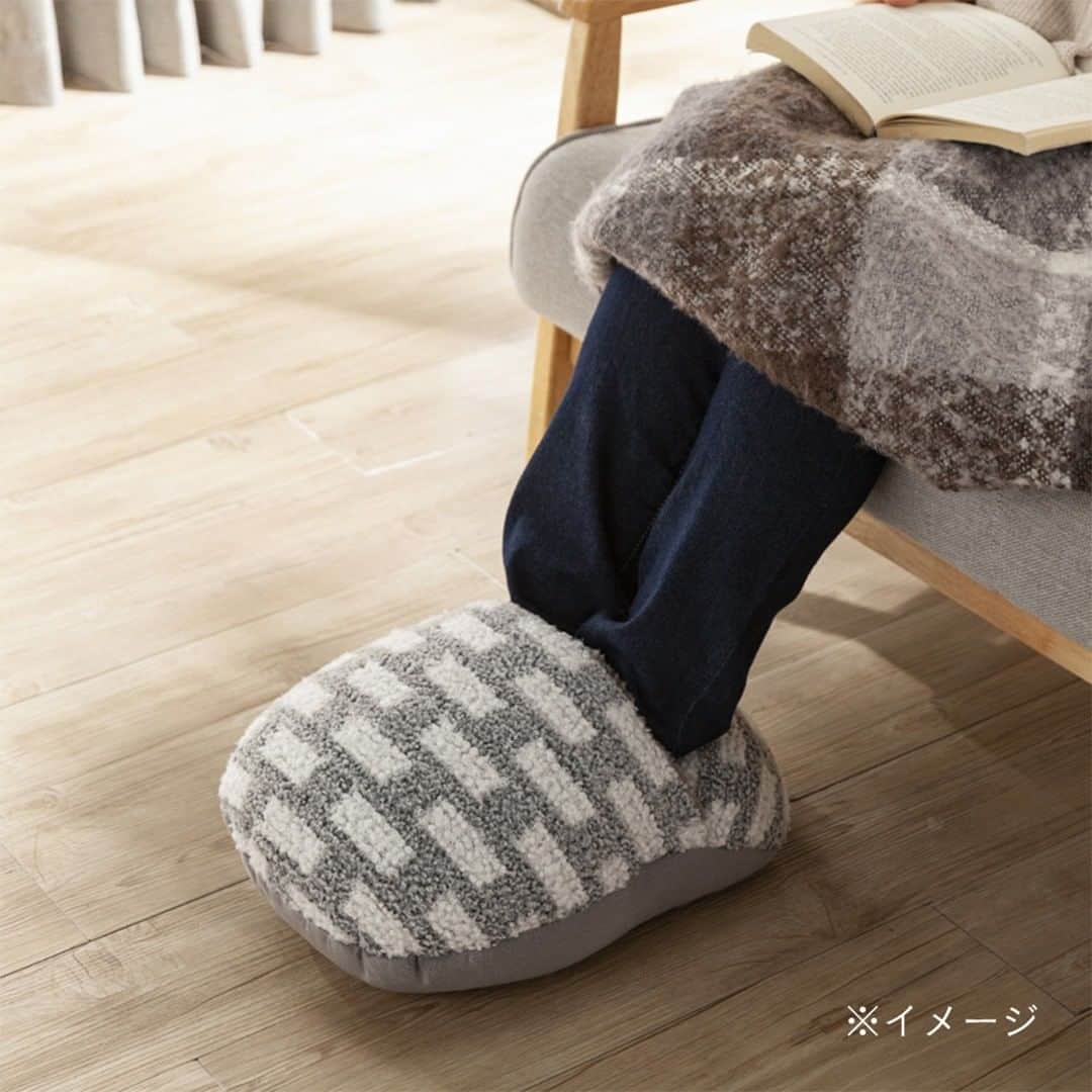 のインスタグラム：「ジッとしていると足先が冷えてきてしまうこの時期。 足あったかクッションでお悩みを解決しませんか。  コンパクトなので、在宅でのデスクワークや、リラックスタイムなどで手軽に暖をとるにも最適なクッション。 ころんとした形で可愛らしく、足を入れるだけであったまることができます。  柄と形は3種類。足先を重点的に温めたい方は「シュニーボア」、足首までしっかり温めたい方は「タンネチェック」、足全体を包み込みたい方は「ミッキーマウス／ベージュ」がおすすめ。ご自身の冷える箇所やお好みの柄に合わせてお選びください。  ■【2020秋冬】足あったかクッション  シュニーボア/タンネチェック 価格 1,280円（税込）  ■【2020秋冬】足あったかクッション ミッキーマウス／ベージュ 価格 1,480円（税込）  ※一部店舗では売価が異なる場合がございます。 ※一部店舗によりお取り扱いがない場合がございます。ご了承ください。  〇詳しくはこちら https://www.cainz.com/shop/g/g4549509684442/  #cainz #cainzhome #カインズ #カインズホーム #くらしにららら #クッション #オフィス #デスクワーク #OL #寒さ対策 #温活 #もこもこ #ぬくぬく #リラックス #インテリア #インテリア雑貨 #暮らし #暮らしを楽しむ #暮らしを整える #暮らしの道具 #丁寧な暮らし #丁寧な生活 #シンプルな暮らし #シンプルな生活 #シンプルライフ #おうち時間 #interior」