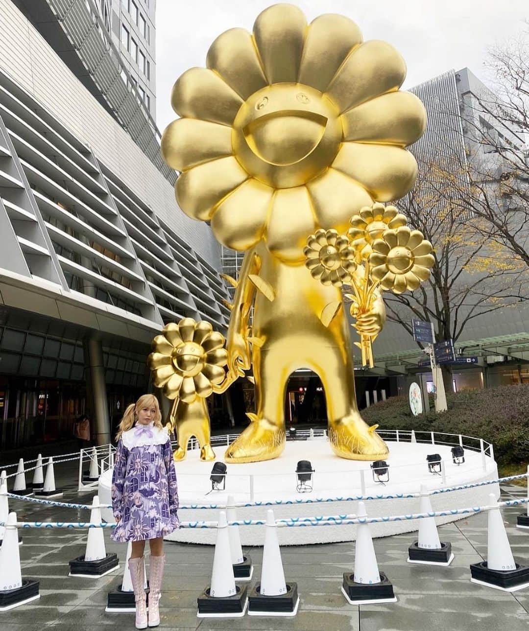 あさちるのインスタグラム：「六本木ヒルズにできた村上隆さんのお花親子像にチルマップ！ 10mもの巨大な金色の像ですごいインパクト！ いいことありそうッ！ 行きたかった森美術館の「STARS展」もみてきた！草間彌生さん禹煥（リ・ウファン）さん、宮島達男、村上 隆さん…まさに現代アートのSTARの作品がたっぷり観られます。豪華〜！来年1月3日まで開催中です。  ちるもたくさんのアートをこれからも生み出したい！ 刺激をもらいました。  @moriartmuseum #takashimurakamiproject #お花親子 #六本木ヒルズ #村上隆 #STARS展 #pr」