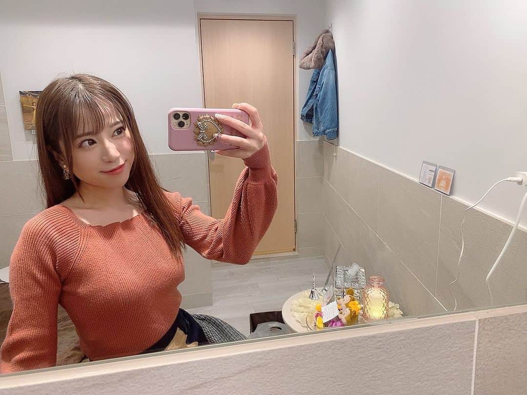 のインスタグラム：「Beauty salon Linoさん(@beauty.salon.lino)で毛穴ケアの光フォトフェイシャルをしてもらいました〜✨🧡 . 💎毛穴やニキビ改善に効く【クレイパック】と 💎化粧カスなどを取り除いてくれる【超音波毛穴洗浄】と 💎毛穴の引き締めやコラーゲン生成促進の効果がある 【光フォトフェイシャル】がセットの 盛りだくさんな毛穴ケアのメニューをしてもらいました✨ . いつもは【エステ版水光注射💉】のメニューなんだけど、毛穴が気になるとお伝えしたら私に合わせて こちらのメニューをオススメしてくださいました🌼 自分のお肌に合わせてオススメしてくれるのも嬉しい😢✨ . いつも通り帰りはお肌モッチモチで、 リフトアップ効果もあった🌷 そして、お肌もワントーン明るくなった⭐️ . 店内はクリスマス仕様になっていてとても可愛かったよ〜🎅🎄 お肌を変えたい人は本当にオススメ✨ . DMからも予約が取れるみたいです💛 . . #beautysalon #毛穴ケア　#フォトフェイシャル」
