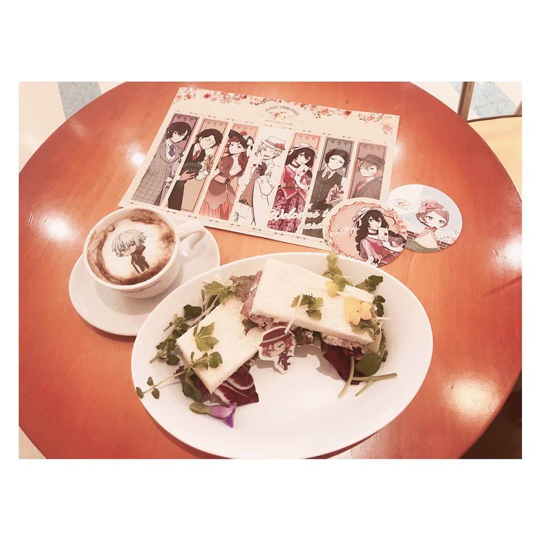 小河結香のインスタグラム：「文ストコラボカフェ☕️💕 スイパラ1人で行くのも もうすっかり慣れた私です✋ コースターの引きはイマイチだったけど 缶バッジで推しを一発引き👍 最近缶バッジの引きは最強です😍 今回の絵良過ぎたからクリアファイルも購入💰 スーツとかドレスに弱いみたい👔 今回の鏡花ちゃん可愛すぎた💕 #文スト #文豪ストレイドッグス  #コラボカフェ #スイパラ #スイーツパラダイス #スイパラコラボ #ヲタ活 #アニヲタ #ゆんのヲタ活記録」
