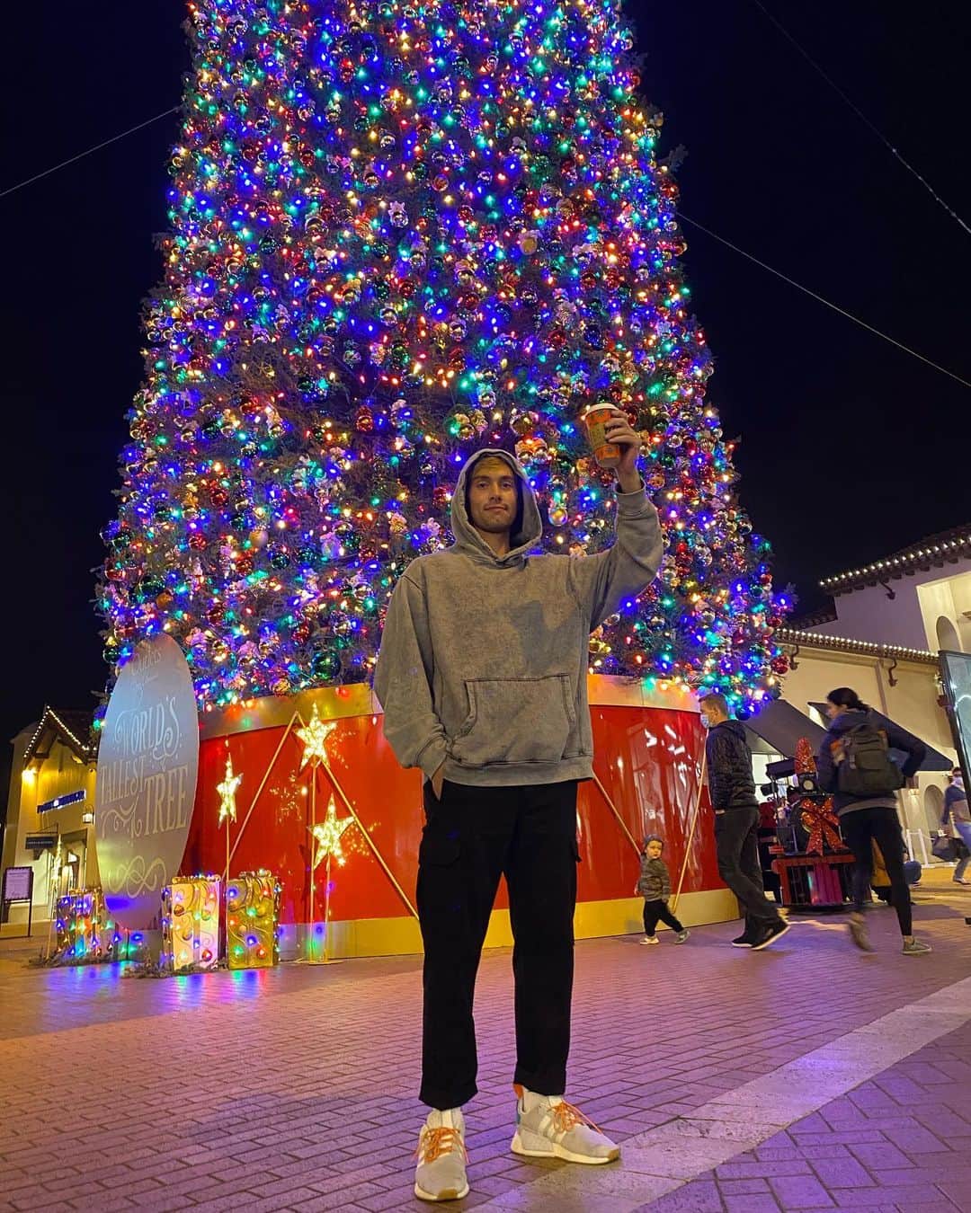 オースティン・ノースのインスタグラム：「IT’S COZY SZN」