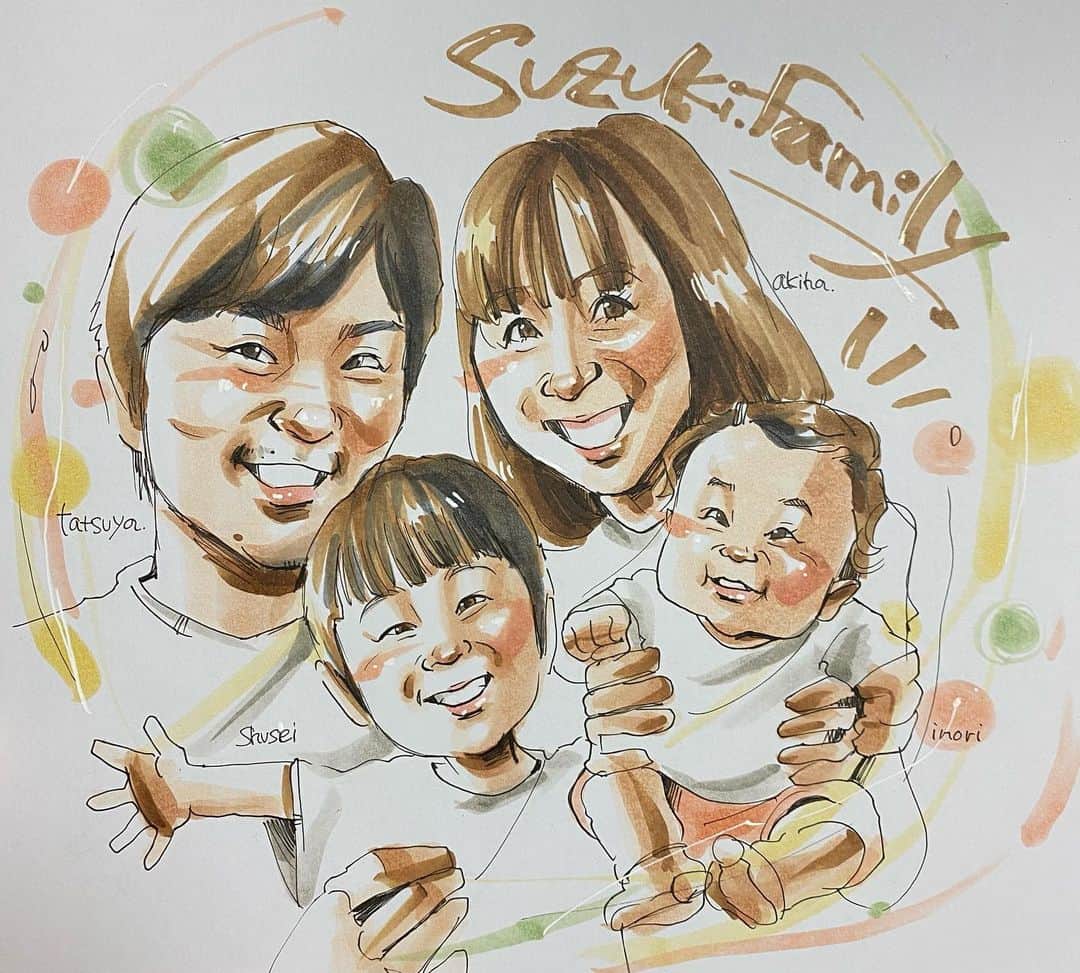 似顔絵★𝗚𝗢𝗥𝗜𝗞𝗜𝗡𝗚のインスタグラム：「. . . 先日の一枚目❤️ . . 二枚のご依頼でした💕✨ #gorikingの小洒落てみたシリーズ で、 ご家族みなさんをーーー⭐️✨  あったかい色味と、 ニコニコ😚ファミリーでした🍁⭐️✨💕  .  .  ❌❌現在は、予約受付終了してます❌❌ 。 . . .  2020年度ご予約のお客✨ 現在120番までの方へ案内中です🌟✨💕 DMの確認いただきgmailへ返信宜しくお願い致します🙇‍♀️🌟✨✨ . . . .  次回の予約応募は、2020年のご予約分を書き終える予定の 来年春から夏頃の、、、予定です。 ※あくまでも予定なので前後します🙇‍♀️ . . . .  オーダー再開の際には 人数制限あるため必ず予約ができるわけではございません。 そのことも踏まえた上で 次回ご検討いただけると嬉しいです(^^) . . また、結婚式の使用を考えてくださる方も多いです✨  前々からお伝えしていますが、 基本的に予約順に対応しているため、 近々の納期を希望される方は、 対応できないこともあるので、 あらかじめご了承ください💦 . . . . . ※今回予約が取れた方へ※ . .  写真がまだ用意できてない、入金が遅れそうなど、状況により、順番が前後することもございます‼️ あらかじめご了承ください。 。 . . . また、芸能人、キャラクターのオーダー、パロディ風オーダーはお断りしています。  芸能人については、ご本人様に直接プレゼントなどはOKです。 . . . . . . 💰料金表は過去投稿記事みてね❤💰 . . . . . ➡️ハッシュタグ⇨ goriking117料金表2019⬅️ . . ✨✨✨✨✨✨✨✨✨✨✨✨✨✨✨✨ @by.goriking のアカウントでは、 過去書かせて頂いたお客様方からの、 似顔絵のその後のお写真をいただき、 投稿しております^ - ^❤️❤️ 玄関に飾ってある似顔絵、 渡した瞬間のお写真、 ご本人とのお写真などなど💕 いろんな場面でのお写真お待ちしております^ - ^✨⭐️ . . . .  #似顔絵#pencildrawing#drawing#pencil#illust#painting#art#artwork#絵描きさんと繋がりたい#似顔絵師#gorikingの似顔絵屋さん#仲良し家族#子供のいる暮らし#お洒落#可愛い#男の子#女の子#兄妹#kidsgirl #girl #brothers#boy#kids#kids_japan#comicart#anime#animeart#comicartist#animejapan」
