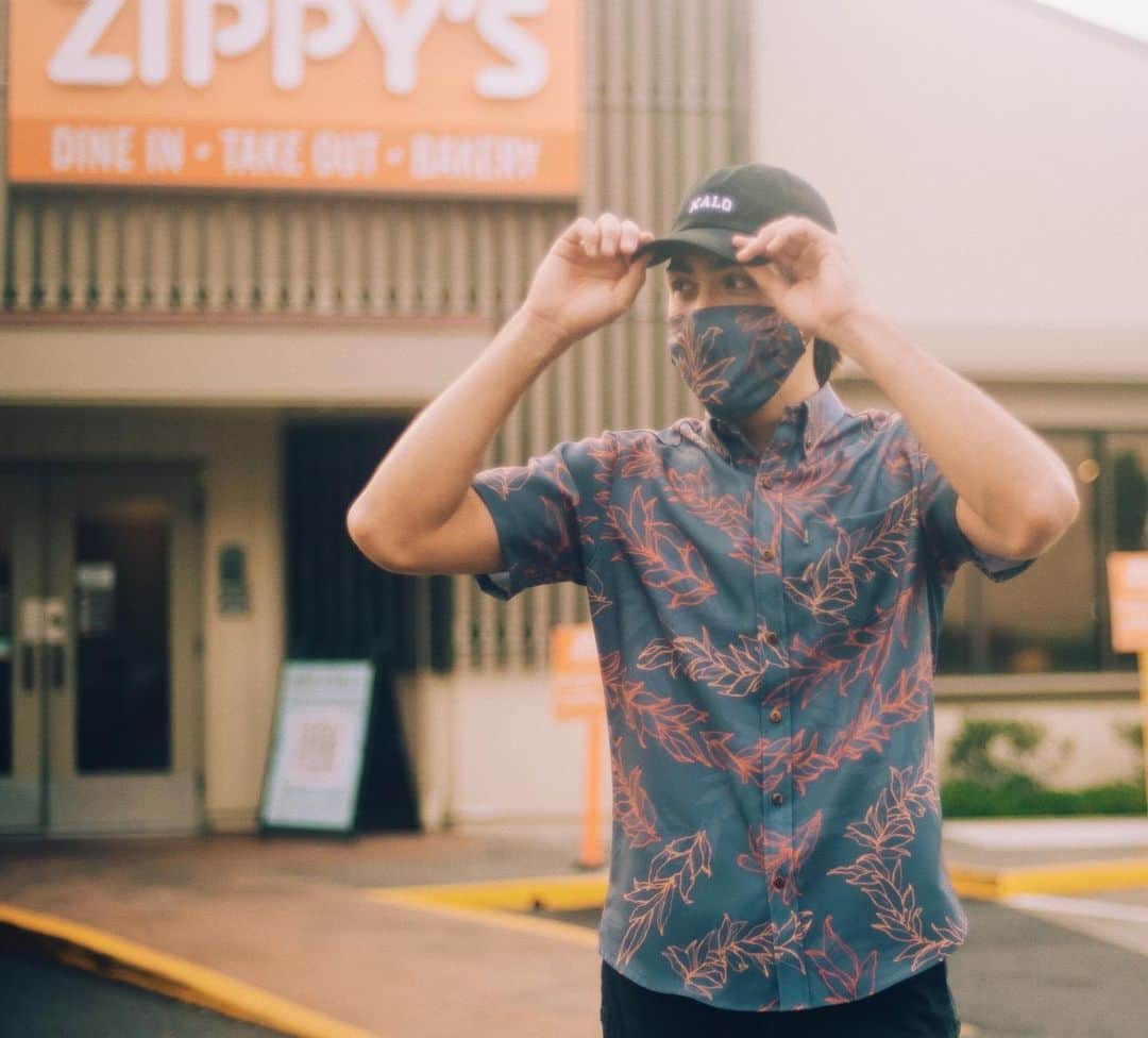 Zippy's Restaurantsのインスタグラム：「Zippy’s x Ari South Hapawai Mask and Kaʻōpua Shirt available at 12:01 a.m. HST on #BlackFriday 11/27 on zippys.com.」