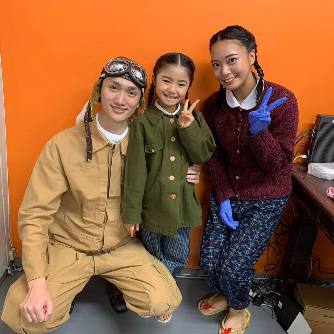 山田寿々のインスタグラム：「お写真✨✨﻿ ﻿ 大沼和奏ちゃんと丹野裕文さん😆﻿ 稽古中から本当のご兄妹みたいに仲良しで遠くからお二人を見るのがすごく好きでした。笑﻿ ﻿ 毎公演髪型をやって下さっていたきゃのんさん😢🙏﻿ ﻿ 同じ事務所の森公平さん☺️﻿ ﻿ ハイテンションで面白い康平さん😆﻿ ﻿ いつも笑顔で優しくしてくださる黒田さん😊﻿ ﻿ お優しい竹之内さん😌😌﻿ ﻿ 下駄が履けない時応援してくださった笹野さん😂﻿ ﻿ お写真ありがとうございます(﹡ˆᴗˆ﹡)！﻿ ﻿ ﻿ ﻿」
