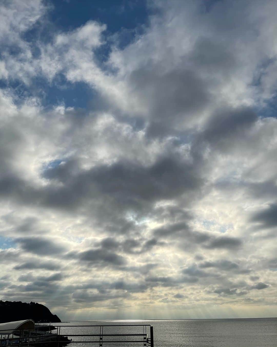 Rimiさんのインスタグラム写真 - (RimiInstagram)「昨日は久々に江ノ島へ。 大学生の時本当によく通ったww 景色はそのままだけど駅は様変わりしてて懐かしくてほっとする場所でした🌞 つくづく海と太陽が好きだなあと実感。 3枚目のスライドは加工なしで雲の隙間から入る太陽の光が幻想的で綺麗すぎてうごけなかった🤍 ＊ そして昨日の目的は @makagomi に会うということだったの☺️ ずーっと会いたかった人❤️ マイコの世界観が好きで流れるスピード感とか温度とかが似てるなあって勝手に思っててw だから、私のつまづいてることとか色んな話ができたらなあと思ったの。 会って本当に沢山の刺激があった❤️ また道が明るく感じた❤️ マイコのpowerはすごかった☺️ そして、アシマネおめでとうと @candle_works_hygge のサシェをプレゼントしてくれた😭❤️ ずーーっとワークショップ行きたくて日にち合わなくて、キャンドル買いたくてサシェも欲しくてってずーっと思ってたからすごくすごくすごく嬉しかった❤️ ＊ 来年は奄美に行くことを決めました!! あぁ幸せな時間だった❤️ 出会いって最高。 私の周りは素敵な人が沢山いる❤️ 幸せ〜❤️ #幸せ時間#マインドフル#ビーチ#海#太陽#キャンドル#サシェ#友達#仕事仲間#happy#mind#mindfulness#mindset#image#flower#candle#sachet#aroma#helth」11月26日 12時20分 - rimitmi1020