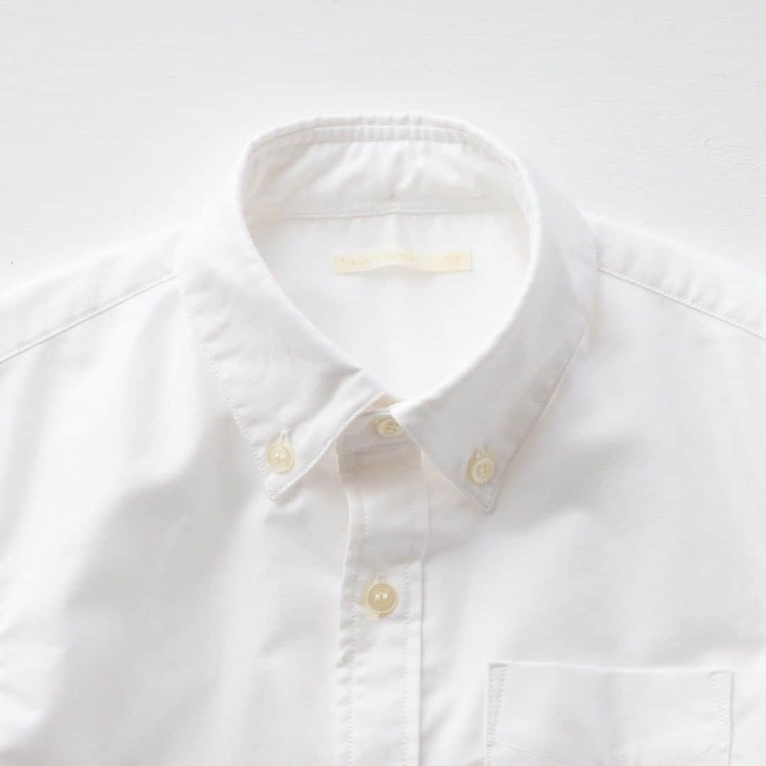ヒラハルさんのインスタグラム写真 - (ヒラハルInstagram)「ファッションに機能を求める。  オーソドックスなボタンダウン。袖口も装飾は一切ありません。見た目以上に、着心地・使いやすさがデザインされているのです。  白シャツといえば、汗などの染みがどうしても気になるもの。白シャツを着る際には、汗染みは半ば諦めるか、もしくは染みないようインナーや着方に細心の注意を払って着ていたと思います。このシャツの最大の特徴は、生地の表面に水分が染みにくい加工が施されている点。  汗染み防止の撥水加工は20回程度洗濯を繰り返すと少しずつ低下しますが、熱を与えると回復する特性も持っているので、定期的にアイロンや乾燥機を使用することで効果が長く持続します。  アイロンや乾燥機を使用しながら、ぜひ大切にこの丈夫な白シャツをどんどん着てみてほしいです。もし少し汚れてしまっても、わざわざには洗濯洗剤がある。重曹や洗濯用漂白で末永く白シャツライフを。部分汚れにはステインデビルスもおすすめです。  more>@wazawazapan  #パンと日用品の店わざわざ #わざわざで買えます #ALLYOURS #オールユアーズ #ハンズアップシャツ  #hilltopbakery #wazawaza #clothing #stilllife #whatisthis #naganojapan #firewoodoven #householdgoods #tasty #localmedia #organic #naturallife #wabisabi #nagano #naganojapan #tomicity #explorejpn #japanlandscape #niceview #stilllifephotography #noplastic #moodyphotography #moody_nature」11月26日 12時20分 - wazawazapan