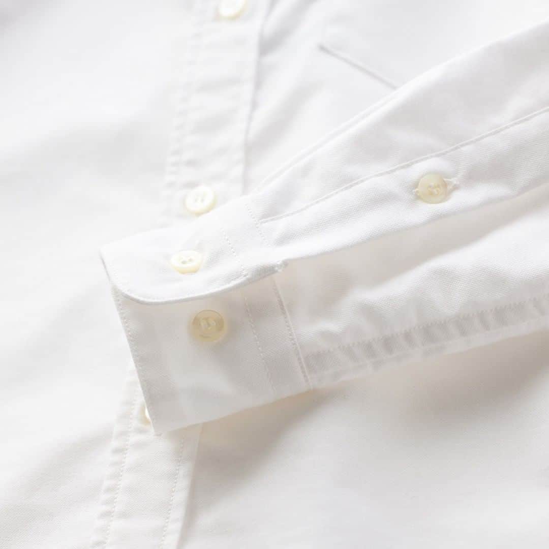 ヒラハルさんのインスタグラム写真 - (ヒラハルInstagram)「ファッションに機能を求める。  オーソドックスなボタンダウン。袖口も装飾は一切ありません。見た目以上に、着心地・使いやすさがデザインされているのです。  白シャツといえば、汗などの染みがどうしても気になるもの。白シャツを着る際には、汗染みは半ば諦めるか、もしくは染みないようインナーや着方に細心の注意を払って着ていたと思います。このシャツの最大の特徴は、生地の表面に水分が染みにくい加工が施されている点。  汗染み防止の撥水加工は20回程度洗濯を繰り返すと少しずつ低下しますが、熱を与えると回復する特性も持っているので、定期的にアイロンや乾燥機を使用することで効果が長く持続します。  アイロンや乾燥機を使用しながら、ぜひ大切にこの丈夫な白シャツをどんどん着てみてほしいです。もし少し汚れてしまっても、わざわざには洗濯洗剤がある。重曹や洗濯用漂白で末永く白シャツライフを。部分汚れにはステインデビルスもおすすめです。  more>@wazawazapan  #パンと日用品の店わざわざ #わざわざで買えます #ALLYOURS #オールユアーズ #ハンズアップシャツ  #hilltopbakery #wazawaza #clothing #stilllife #whatisthis #naganojapan #firewoodoven #householdgoods #tasty #localmedia #organic #naturallife #wabisabi #nagano #naganojapan #tomicity #explorejpn #japanlandscape #niceview #stilllifephotography #noplastic #moodyphotography #moody_nature」11月26日 12時20分 - wazawazapan