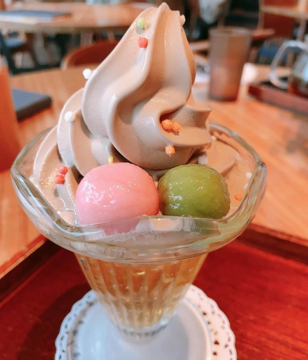 大湯みほさんのインスタグラム写真 - (大湯みほInstagram)「……… ここの✨ほうじ茶ソフト🍦がどうしても食べたくって…また来ちゃった♡ ・ 2色の白玉と、上にのってるかわいいアラレ♡も美味しい〜✨２枚目👉は、✨芋ようかんの和三盆ブリュレ🍠🍴 ・ 心落ち着かせて、心が休まるお友達と、ゆった〜りとした時間✨✨２時間じゃ足りなかったね☺️笑　帰りにお寺参りも出来たし、秋を満喫できました🍂✨」11月26日 12時20分 - nukazukemiho0320