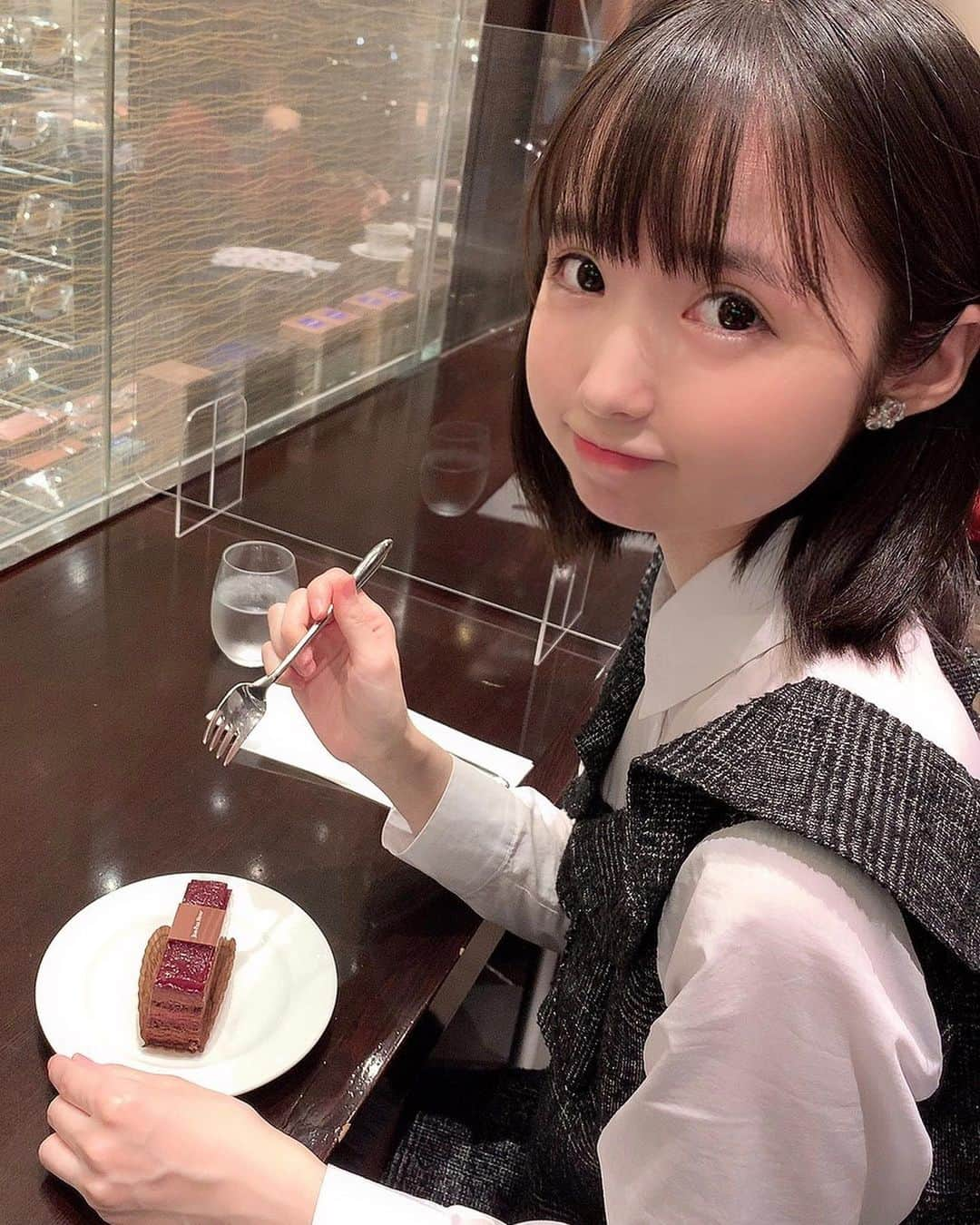 西園寺未彩のインスタグラム：「. . . チョコレート×フランボワーズ . . 人生で訪れる‘はじめて’は 楽しいことだけじゃない . 何かにすがりつきたいくらい苦しいことも もう立ち直れないと思う辛いこともあるし 経験したくないことを経験するときがくる . やりきれない夜も直視できない現実も薄れて 余裕を持って振り返れるくらい歳を重ねたら . 傷だらけの今を抱えて途方に暮れた記憶さえ このチョコレートケーキみたいに甘酸っぱい 青春の思い出に変わっているはずでしょう？ . 光の方を向いて生き続けてみると 気付けば良いことの方が多いかも💭 . . #ミッドタウン #ミッドタウン六本木 #東京ミッドタウン #東京ミッドタウン六本木 #tokyomidtown  #ジャンポールエヴァン #JEANPAULHEVIN #JEANPAULHÉVIN #六本木カフェ #チョコレートケーキ #チョコレート #chocolate #chocolatecake #スイーツ #cafe #カフェ #instafashion #roppongi #winter #冬 #dulcesaya #ショコラ #chocolatelover #ilovechocolate #チョコレート大好き #cafetime #ZARA #zarajapan #ザラ #ザラコーデ」