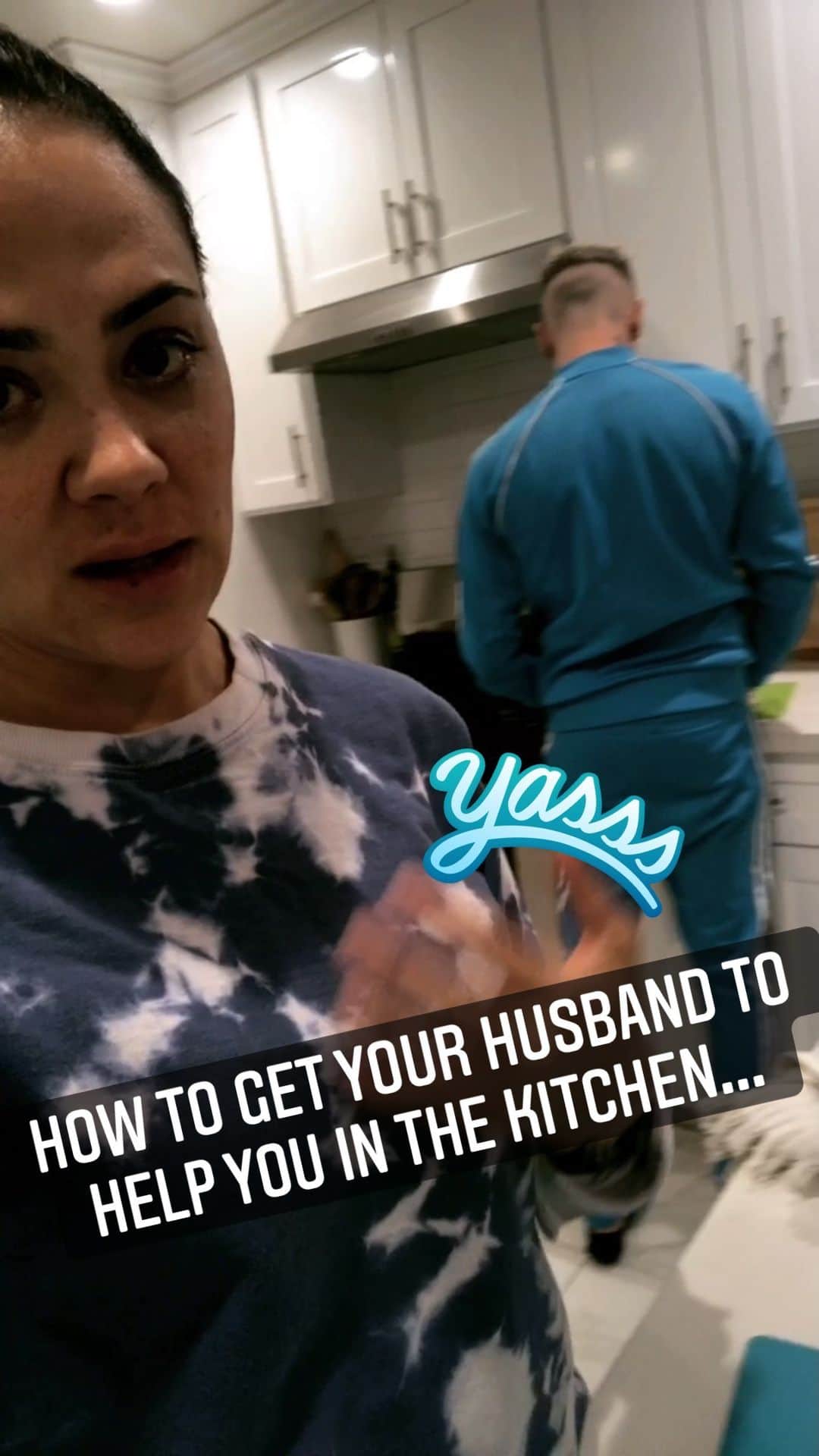 カミーユ・グアティのインスタグラム：「How to get your husband to help you in the kitchen on #thanksgiving #dadsinthekitchen #help」