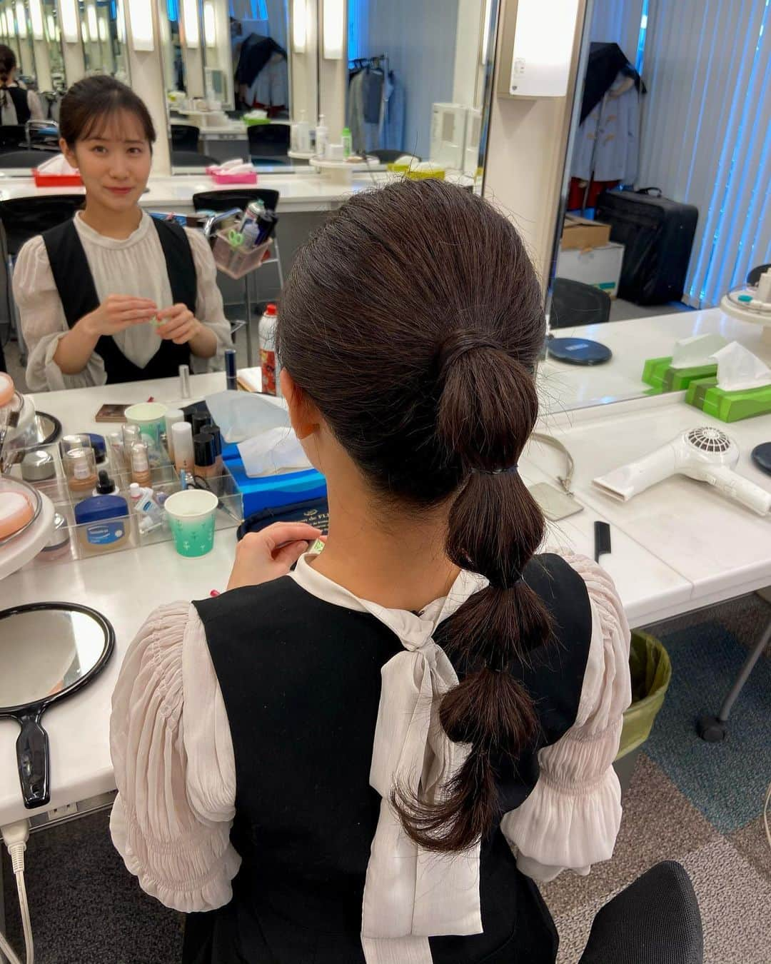 島津咲苗さんのインスタグラム写真 - (島津咲苗Instagram)「今日はたまねぎヘアです🧅 この後のアップも宜しくお願いします！ . . . #メーテレ #アップ #アナウンサー #島津咲苗 #私服 #メイク中 #たまねぎヘア #ヘアスタイル #ヘアアレンジ #アプワイザーリッシェ #バナナリパブリック」11月26日 12時36分 - sanae_shimazu